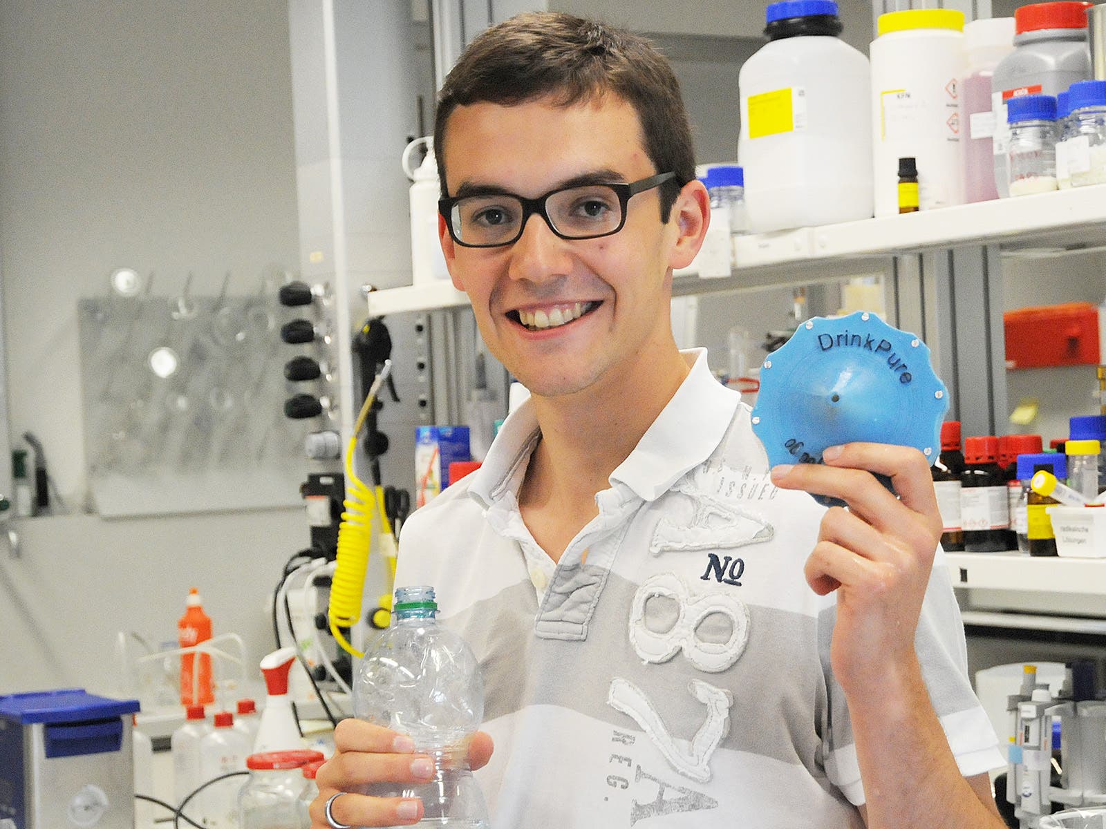 ETH Student Jeremy Nussbaumer mit seinem Wasserfilter 