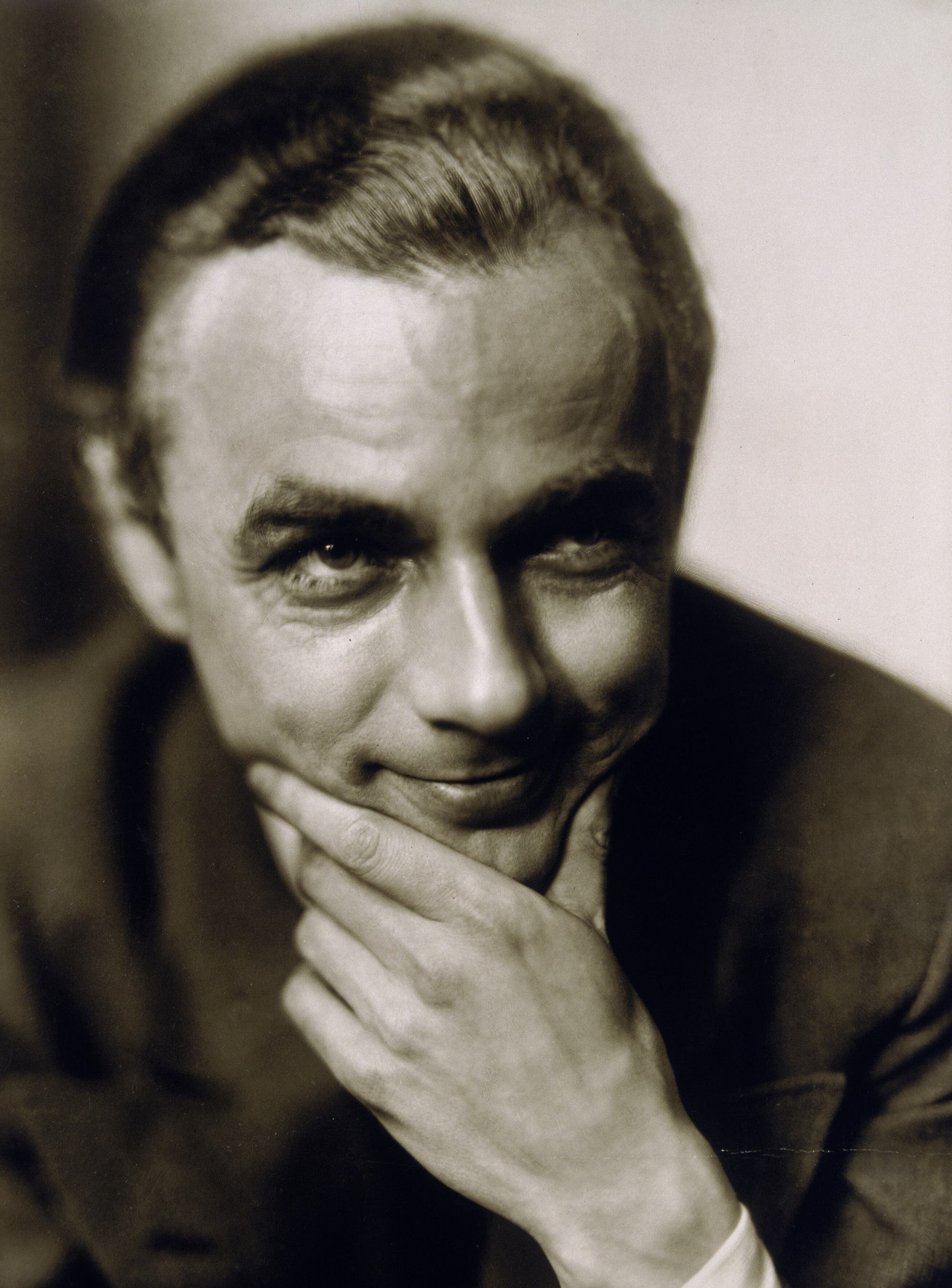 Porträtfoto des Schriftstellers Erich Kästner um 1930.