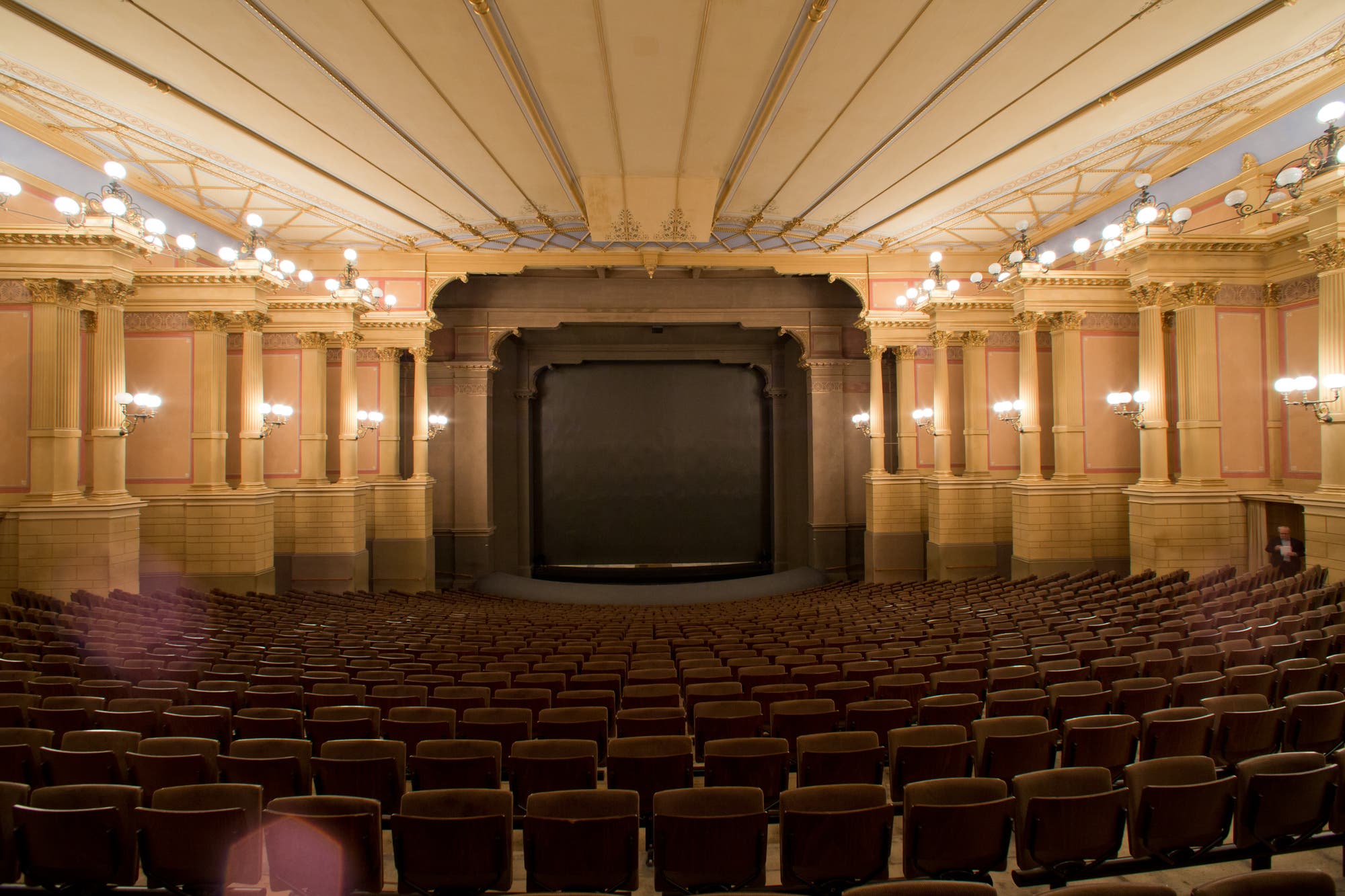 Das Bild zeigt den Zuschauerraum des Festspielhauses in Bayreuth.