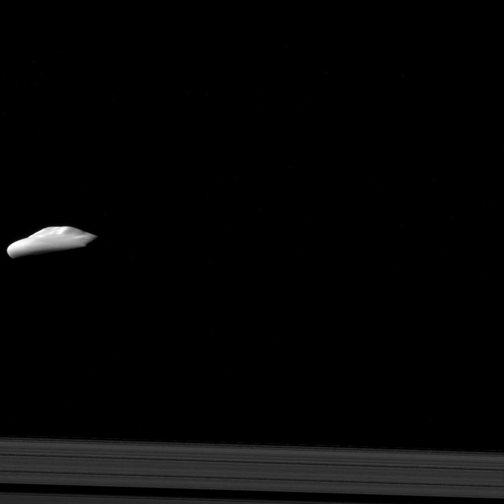 Saturnmond Atlas – keine fliegende Untertasse (Aufnahme von Cassini)