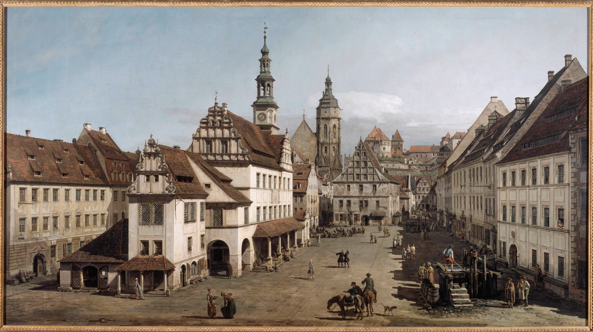 Historische Stadtansicht mit Gebäuden und einer belebten Straße. Menschen in traditioneller Kleidung gehen ihren täglichen Aktivitäten nach. Im Hintergrund sind zwei Kirchtürme zu sehen. Die Architektur zeigt Fachwerkhäuser und steile Dächer. Die Szene vermittelt das geschäftige Stadtleben.