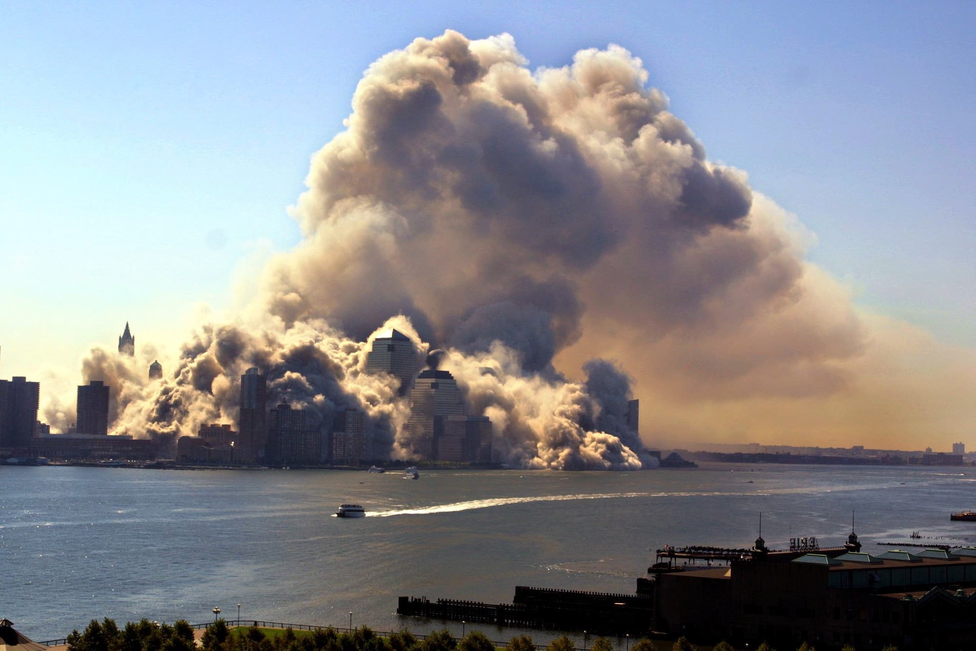 In einer dicken Rauchwolke verschwanden die Türme des World Trade Center in New York nach dem Anschlag am 11. September 2001. 