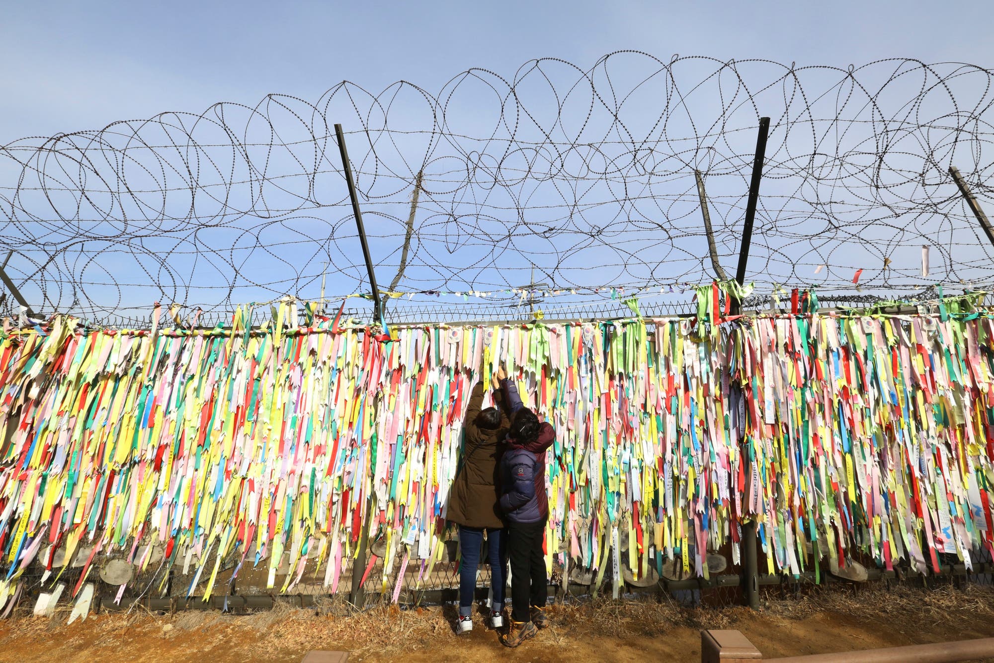 Friedensbänder an einem innerkoreanischen Grenzzaun.