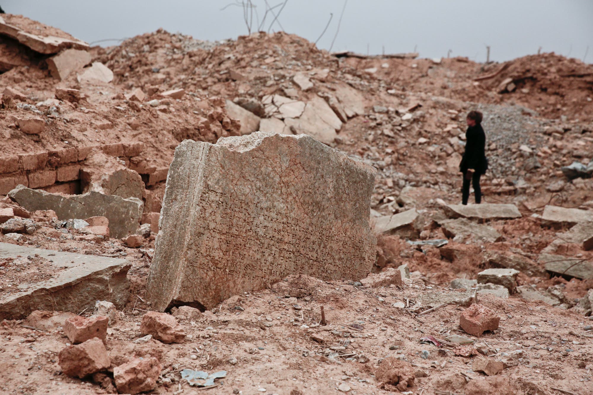 Zwischen Geröll und Ruinen ragt ein Stein mit Keilschrifttext heraus