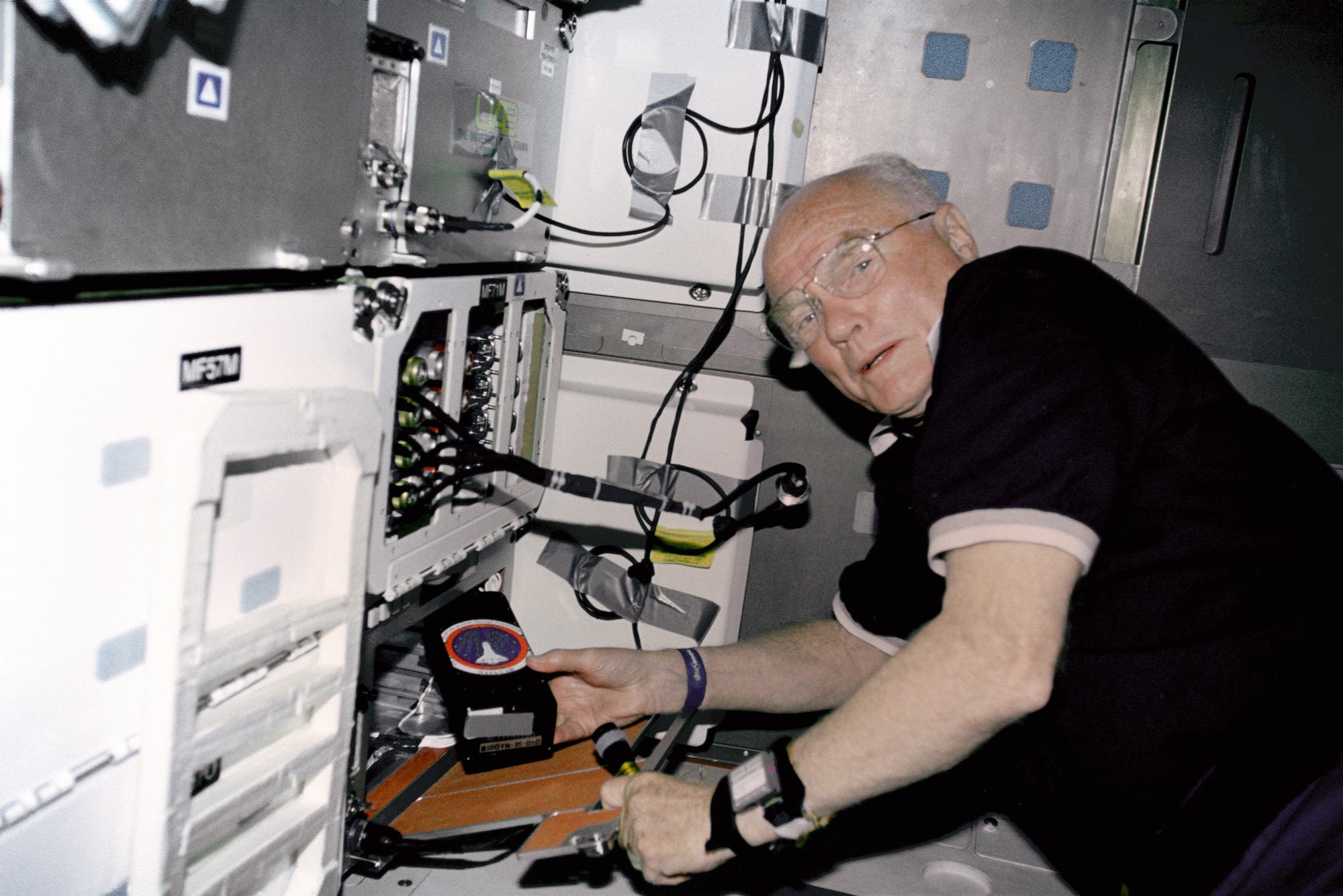John Glenn bei seinem zweiten Raumflug an Bord der Raumfähre Discovery
