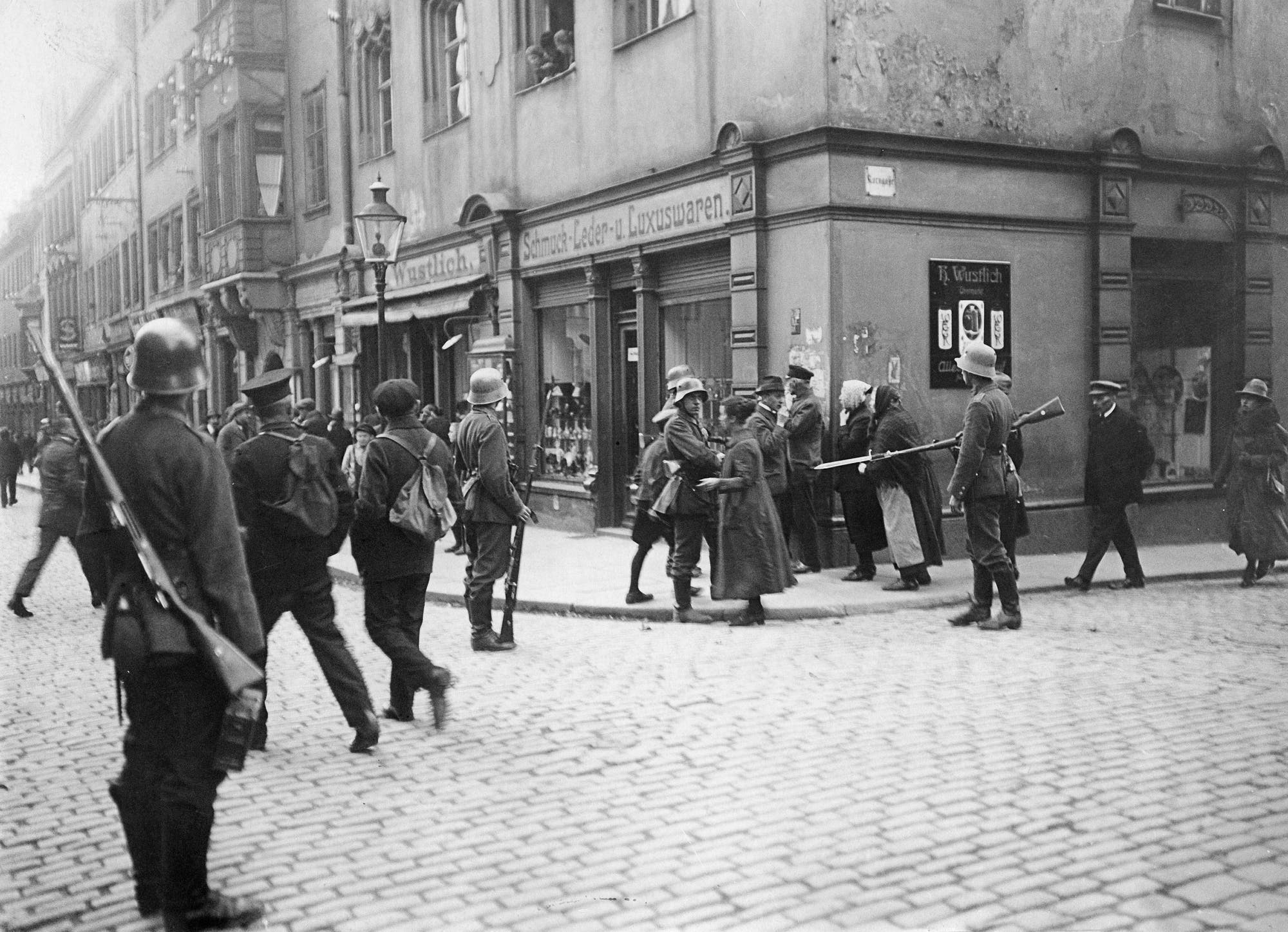 Am 23. Oktober 1923  marschierte die Reichswehr in Sachsen ein, wie hier in Freiberg.