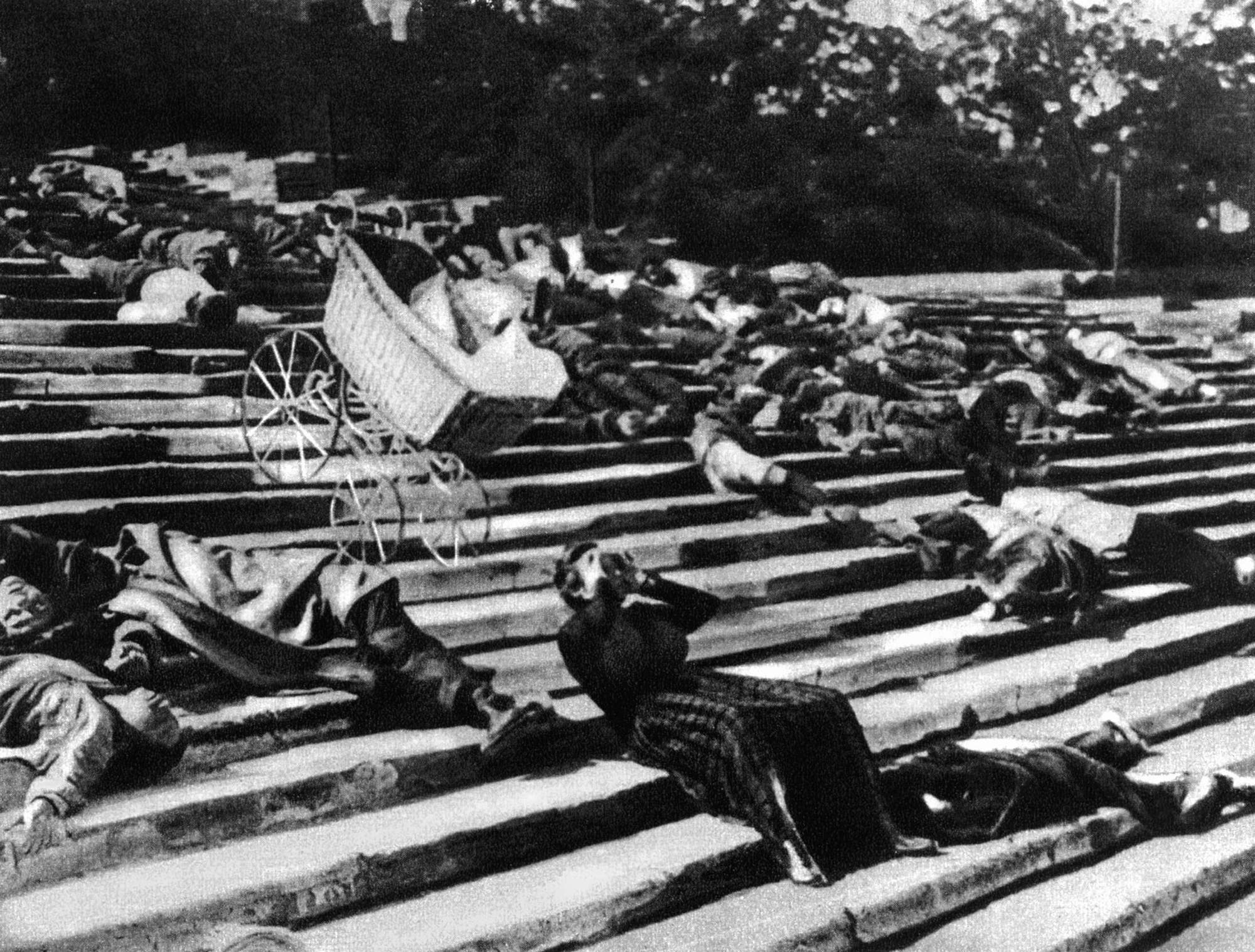 Schwarz-Weiß-Szene aus dem Stummfilm »Panzerkreuzer Potemkin« (UDSSR 1925, Regie: Sergej Eisenstein). Ein Kinderwagen rollt eine Treppe hinunter, auf der viele Verletze und Tote liegen, um die sich niemand kümmert.