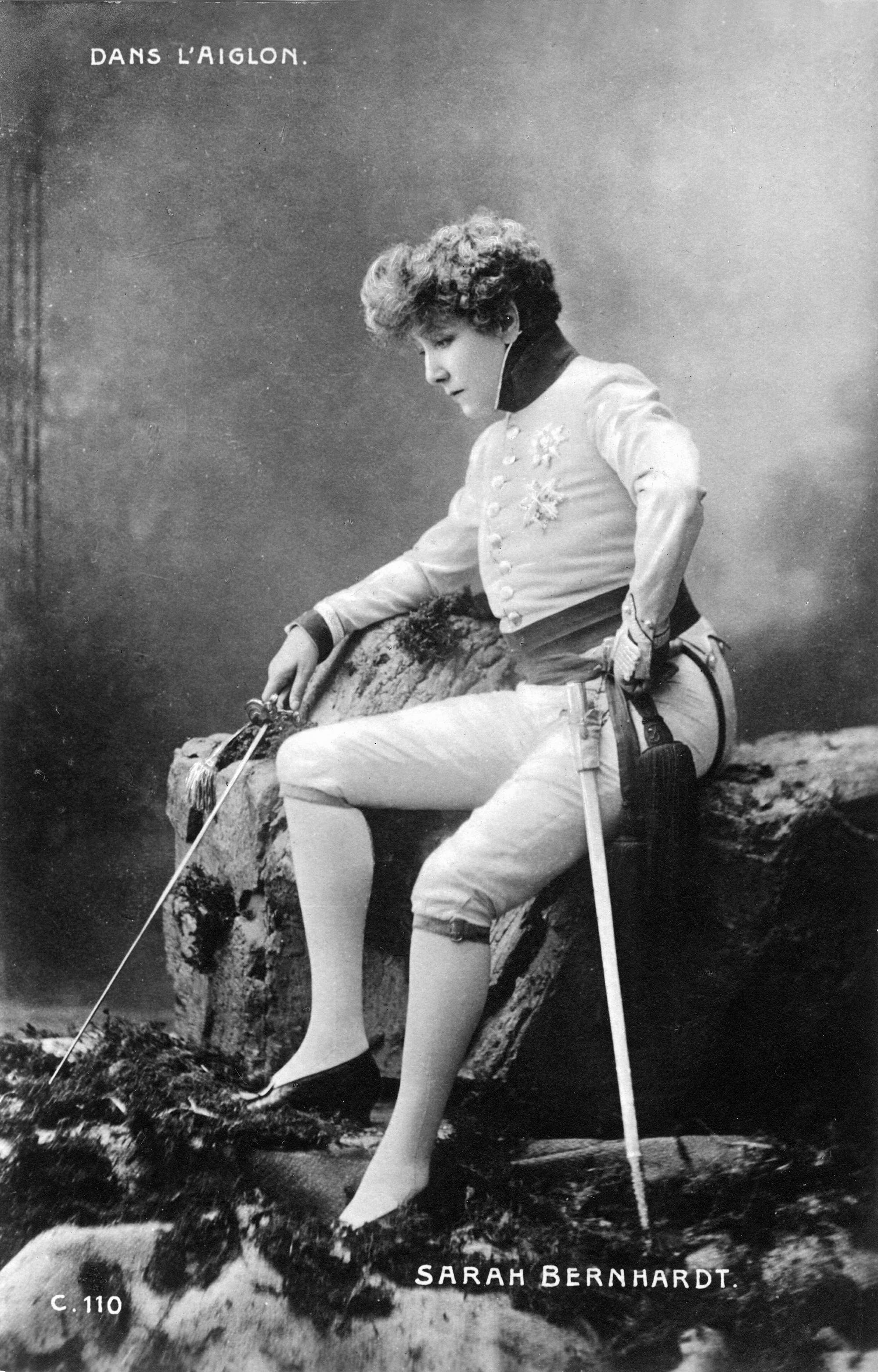 Sarah Bernhardt in der Rolle des Herzogs von Reichstadt aka Napoleon II. Das Theaterstück mit Namen »L'Aiglon« schrieb Edmond Rostand im Jahr 1900.