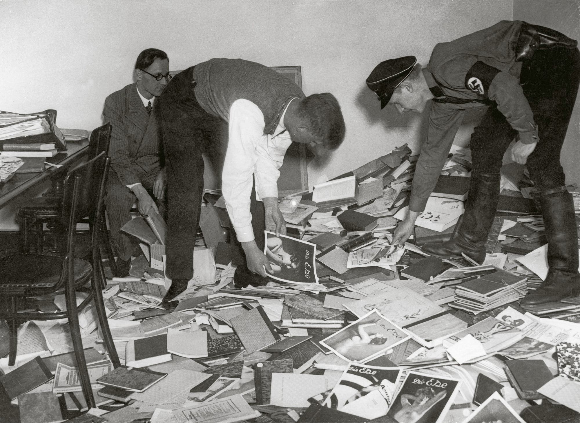 Nazis zerstören die Bibliothek des Instituts für Sexualwissenschaft in Berlin