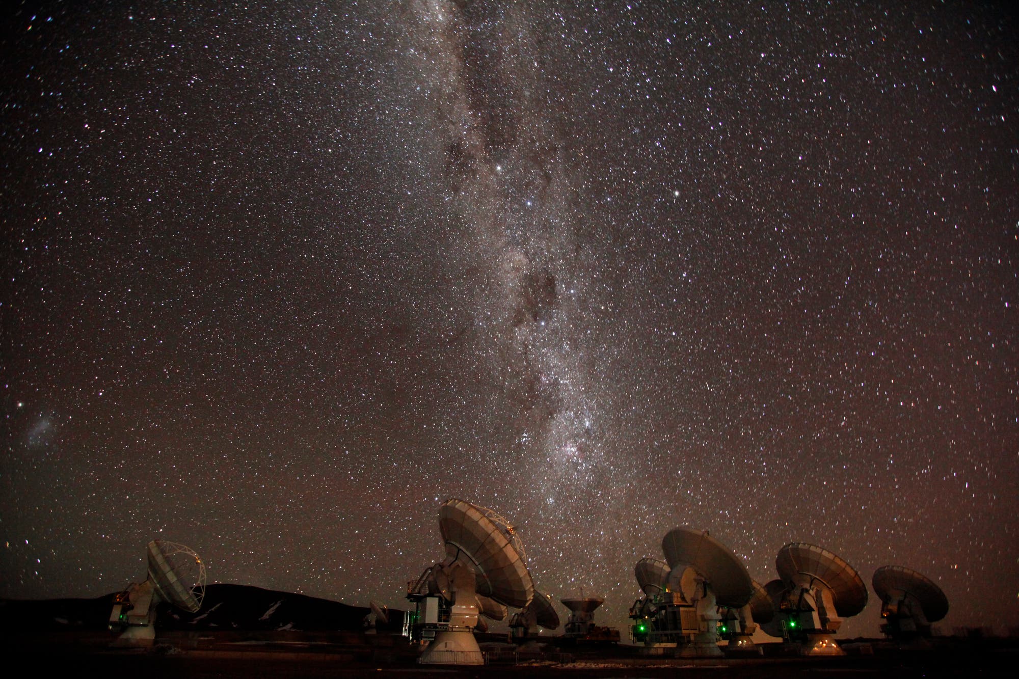 ALMA-Teleskope unter dem Sternenhimmel der Südhalbkugel