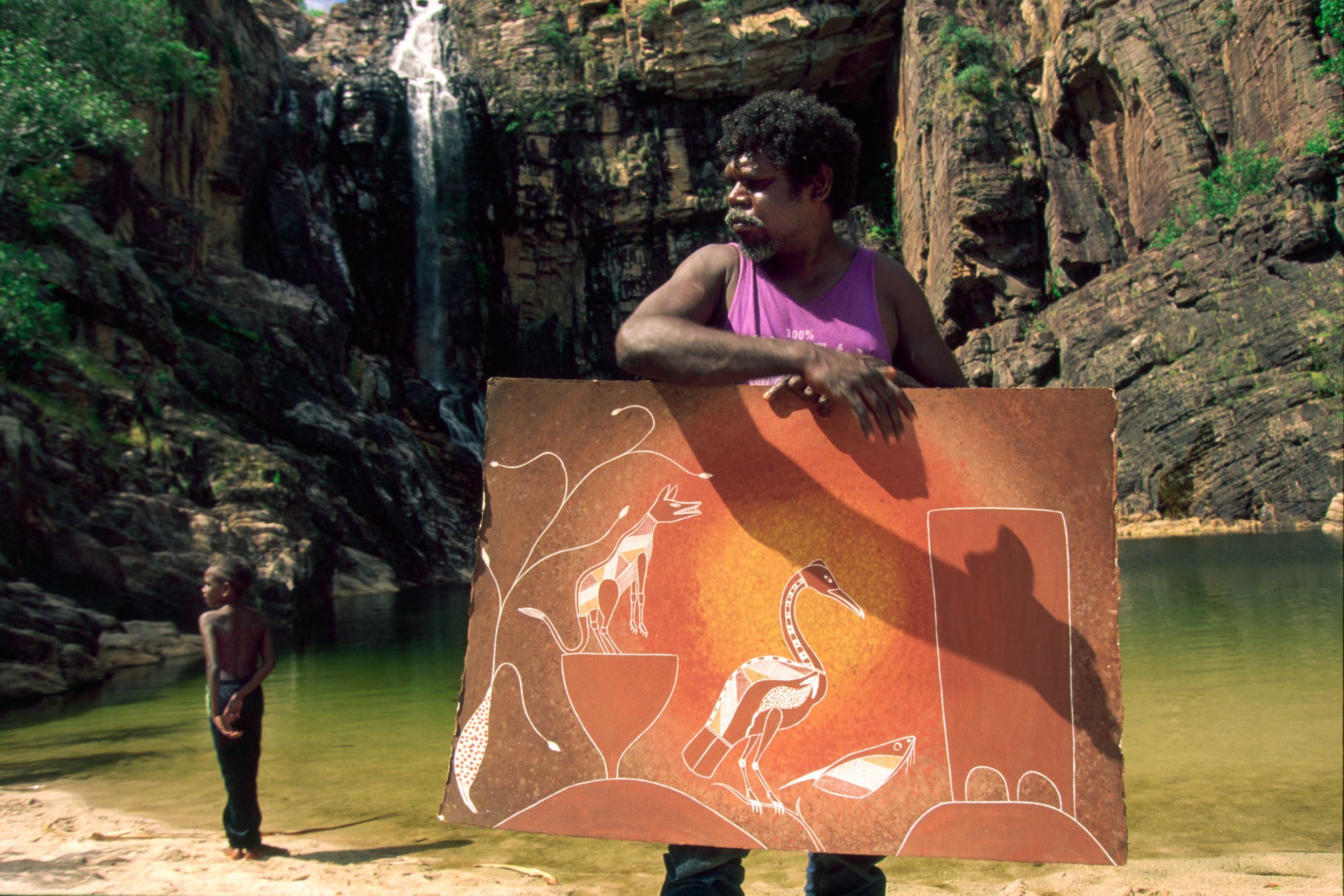 An einer heiligen Wasserstelle im Arnhemland, einem Siedlungsgebiet der Aborigines im australischen Northern Territory, zeigt der Künstler Tony Bangalang sein Gemälde eines legendären Dingos.