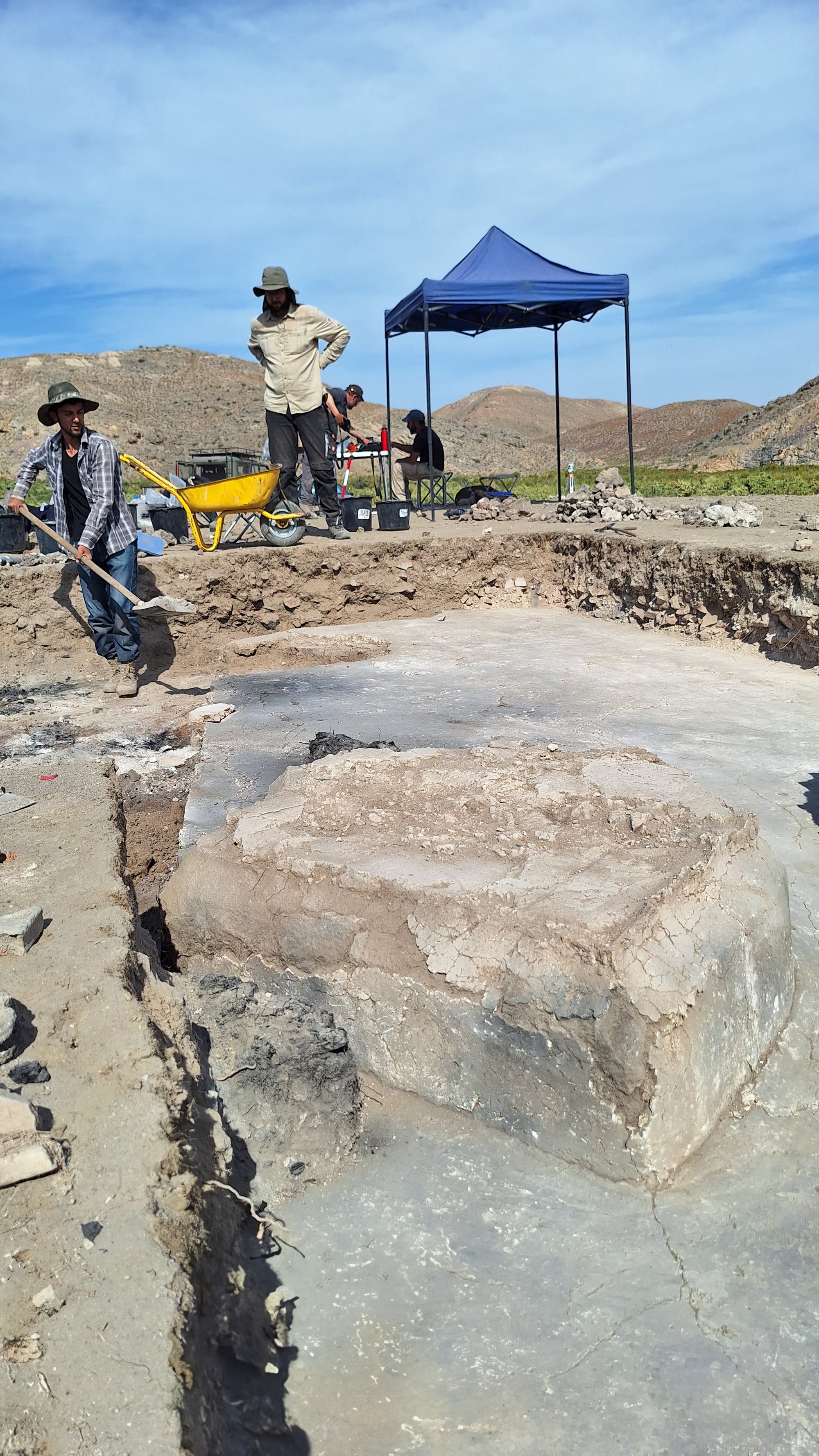 Archäologen graben die Basis eines Pfeilers aus, der einst den achteckigen Kirchenbau in Artaxata stützte.