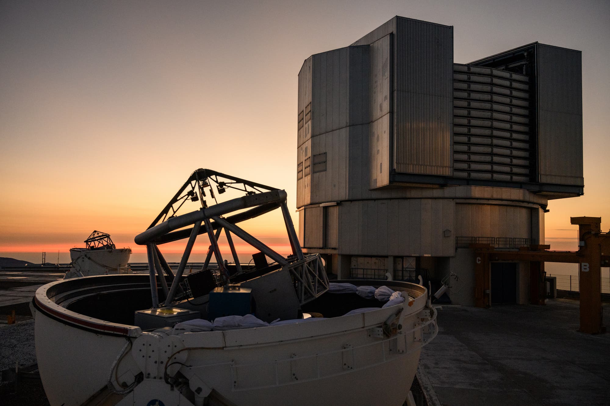 Ein Blick aus der Nähe auf eines der vier Hilfsteleskope des Interferometers