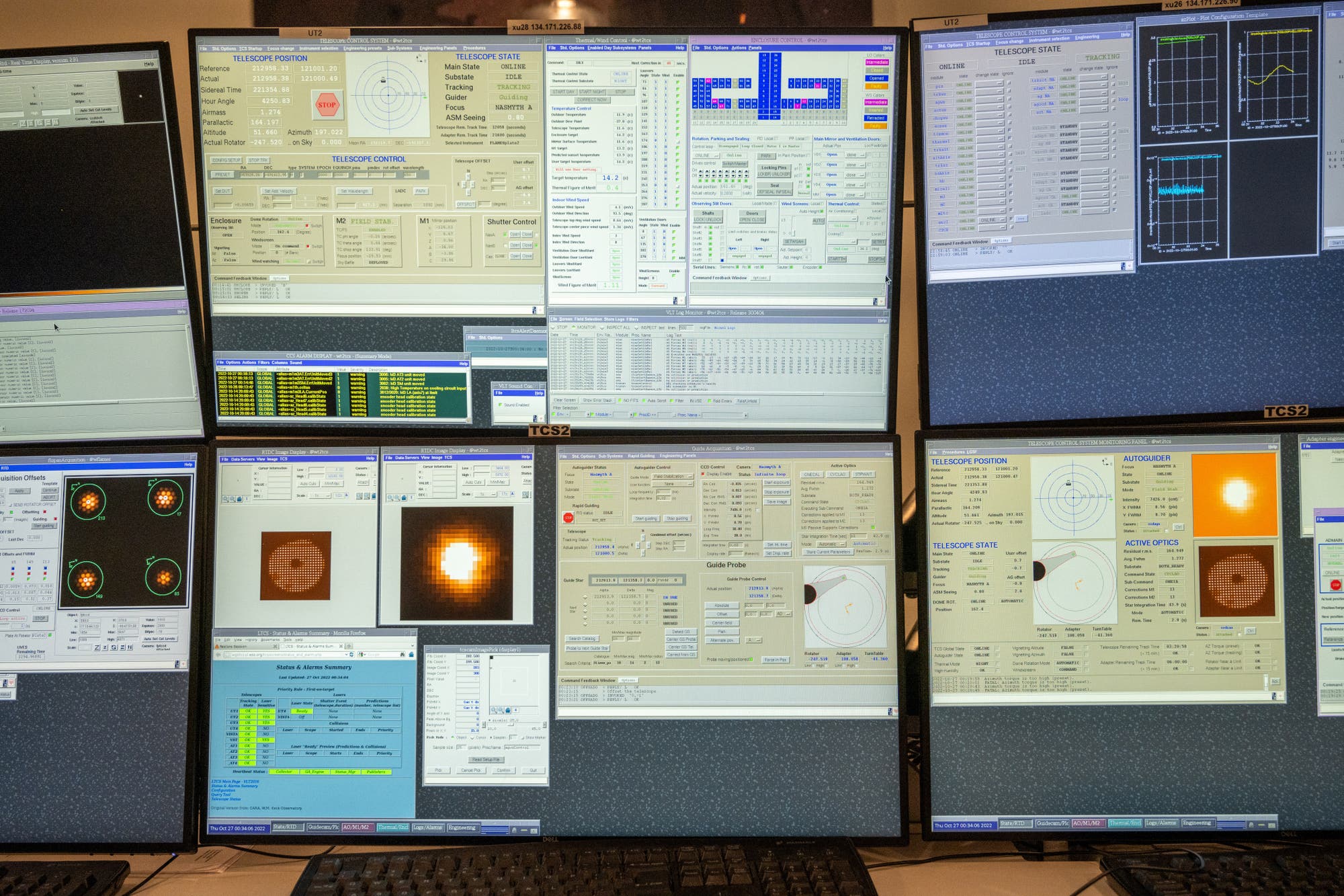 Blick auf die Bildschirme, um das VLT zu steuern und zu kontrollieren