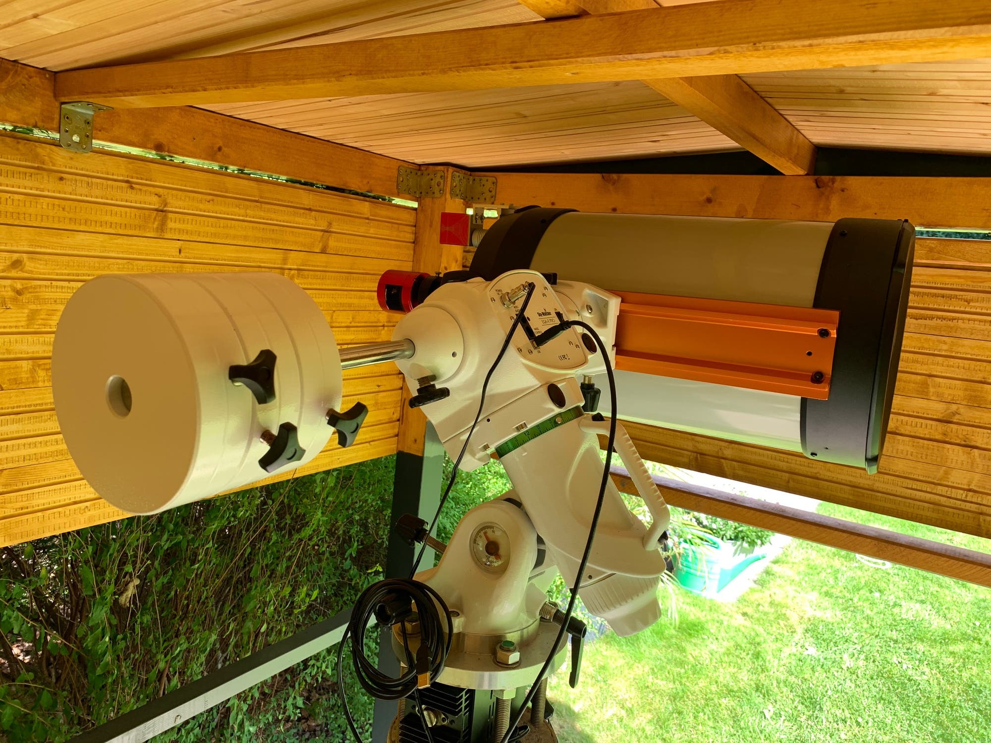 Das Bild zeigt das Teleskop von Peter Bresseler unter dem Dach seiner Gartensternwarte.