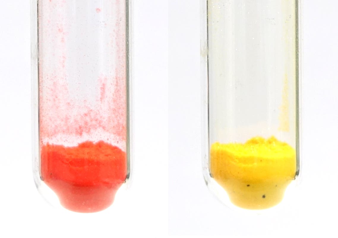 Das linke Foto zeigt ein Reagenzglas mit orangefarbenem Pulver, das rechte Foto eins mit zitronengelbem Pulver