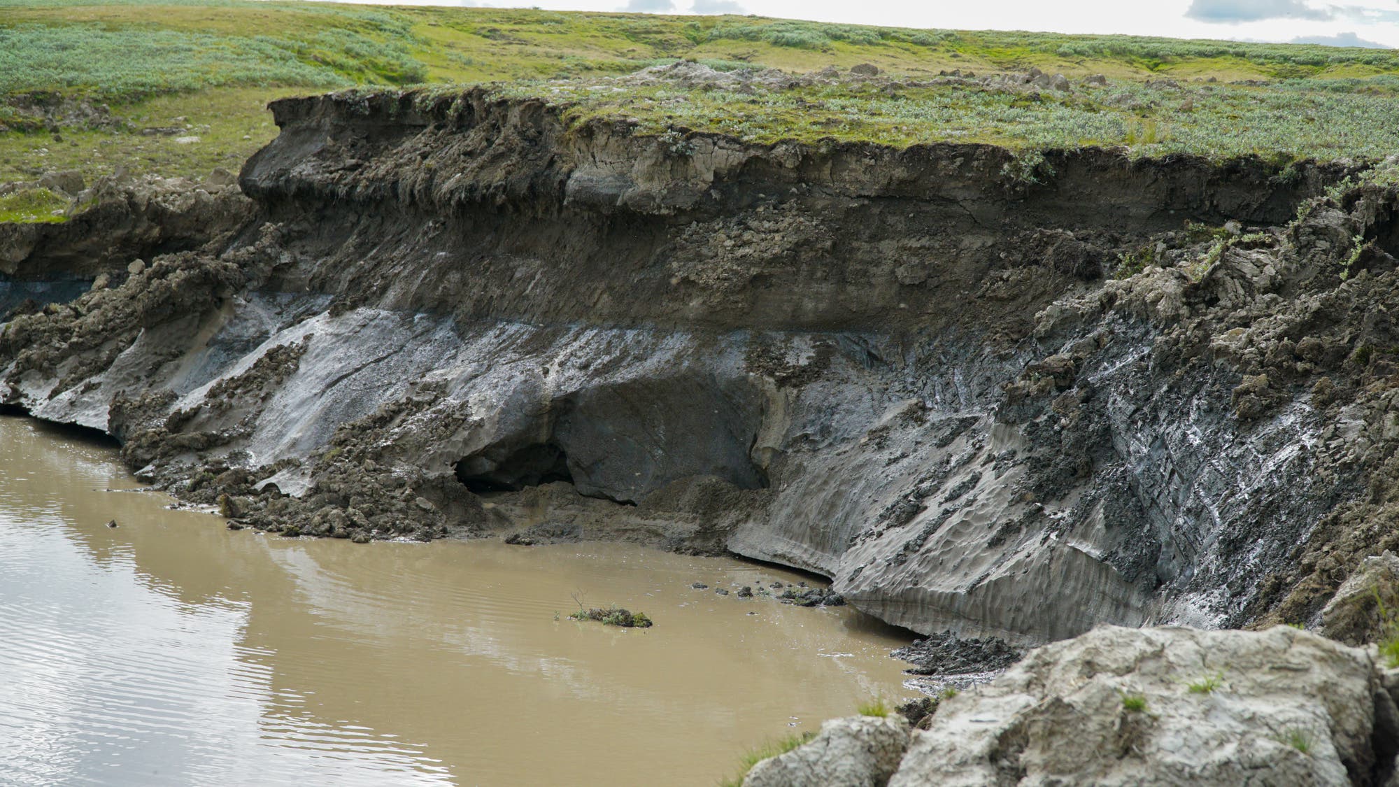 Die Steilwand eines Kraters in Sibirien, der vermutlich von einer geschmolzenen Eislinse hinterlassen wurde. In der Steilwand erkennt man noch die Permafrost-Schichten.