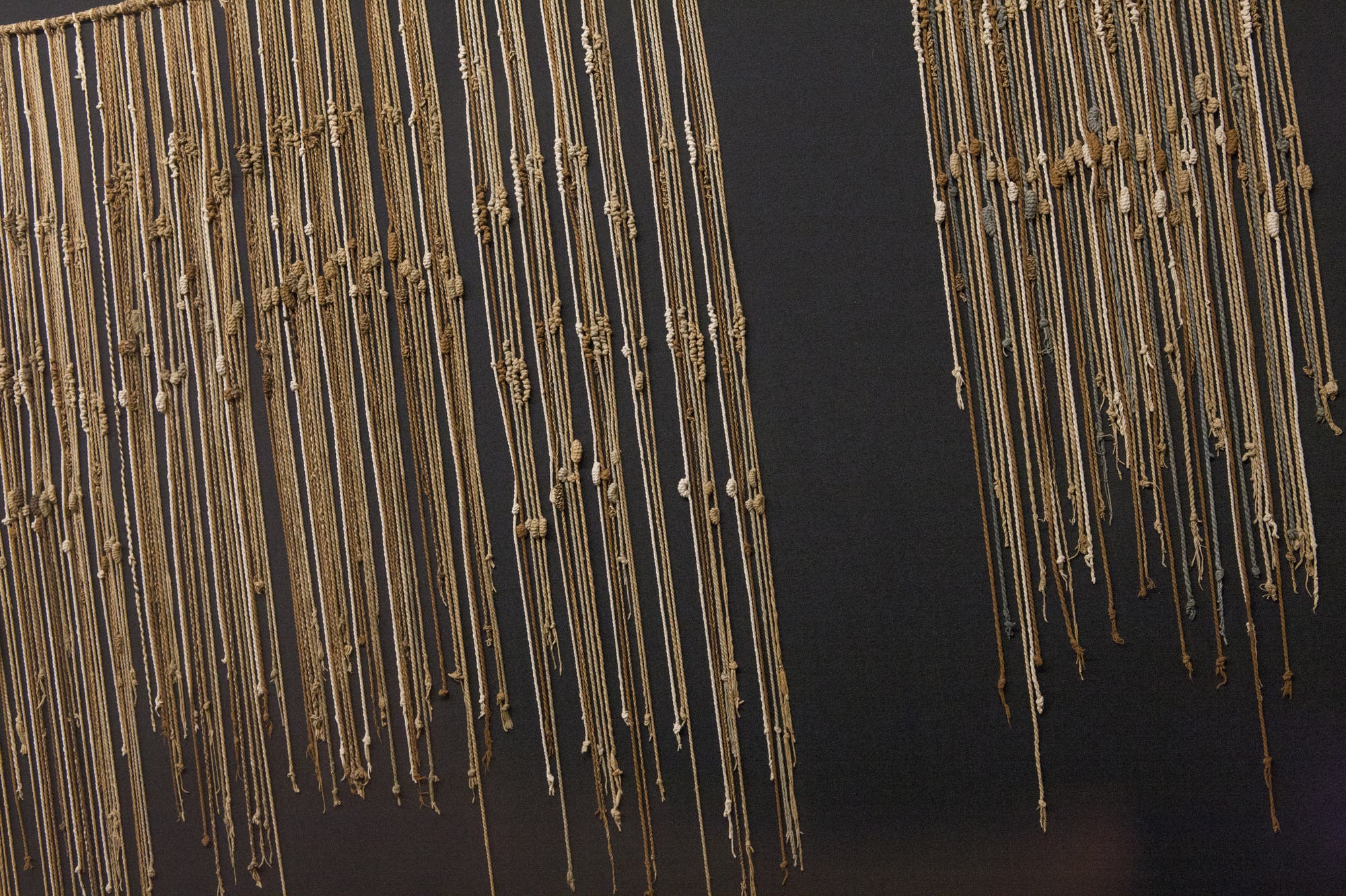 Quipus – der Knoten-Kode der Inka: Viele einzelne Stränge mit Knoten darin hängen parallel nebeneinander