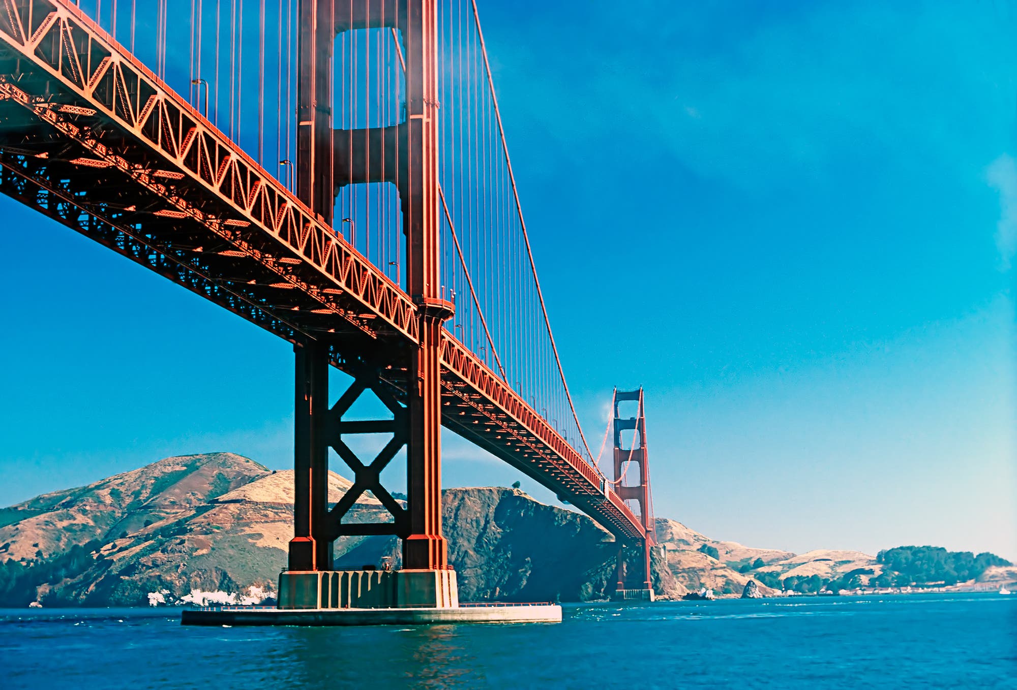 Schutzbauwerk am Pylon der Golden Gate Bridge