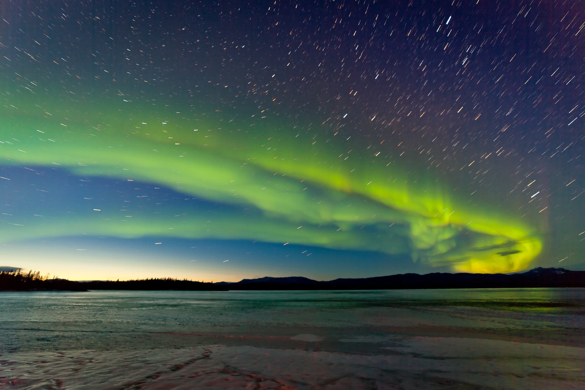 Polarlichter über zugefrorenem See