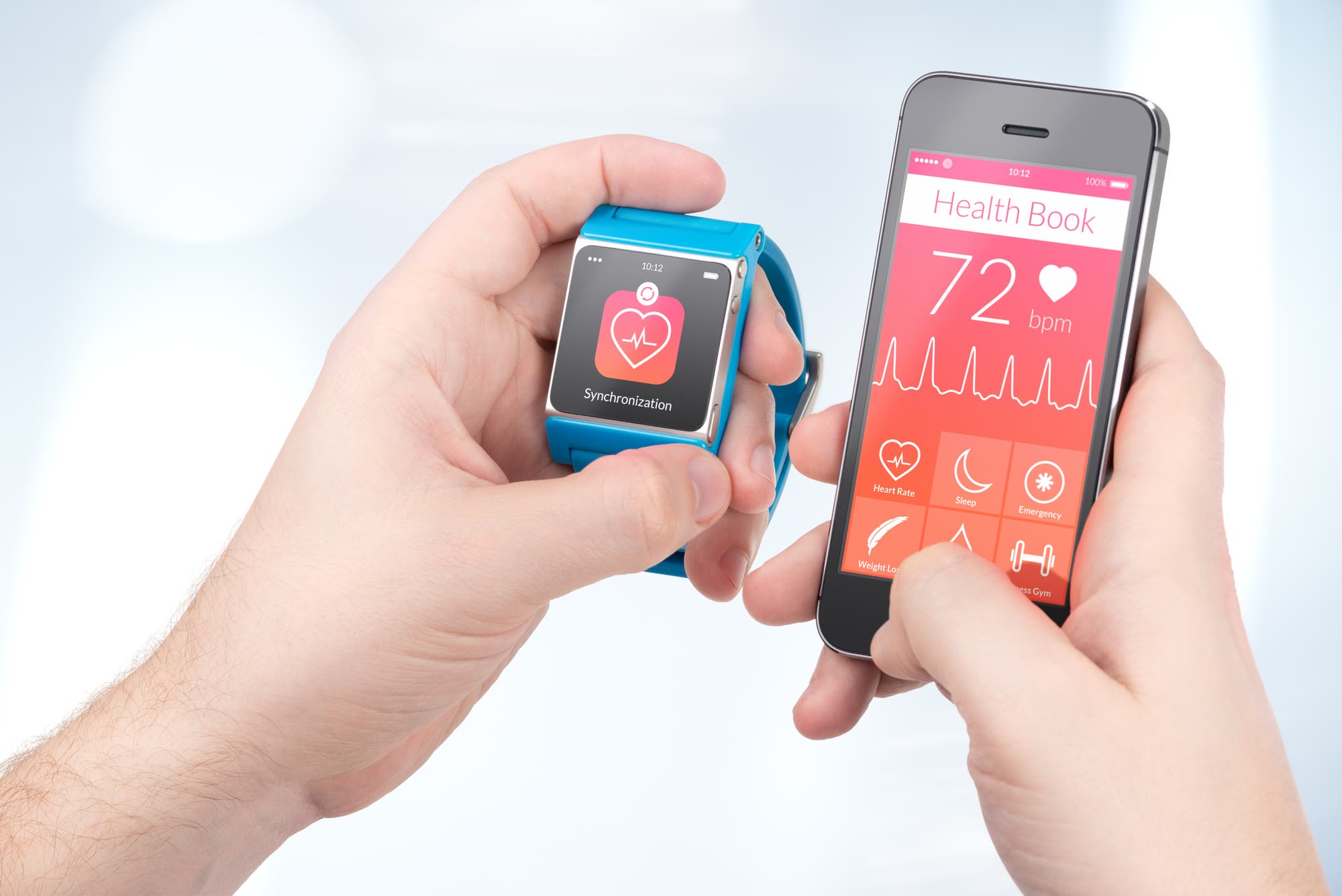 Links eine Smartwatch, rechts ein Smartphone, die Daten aufeinander übertragen.