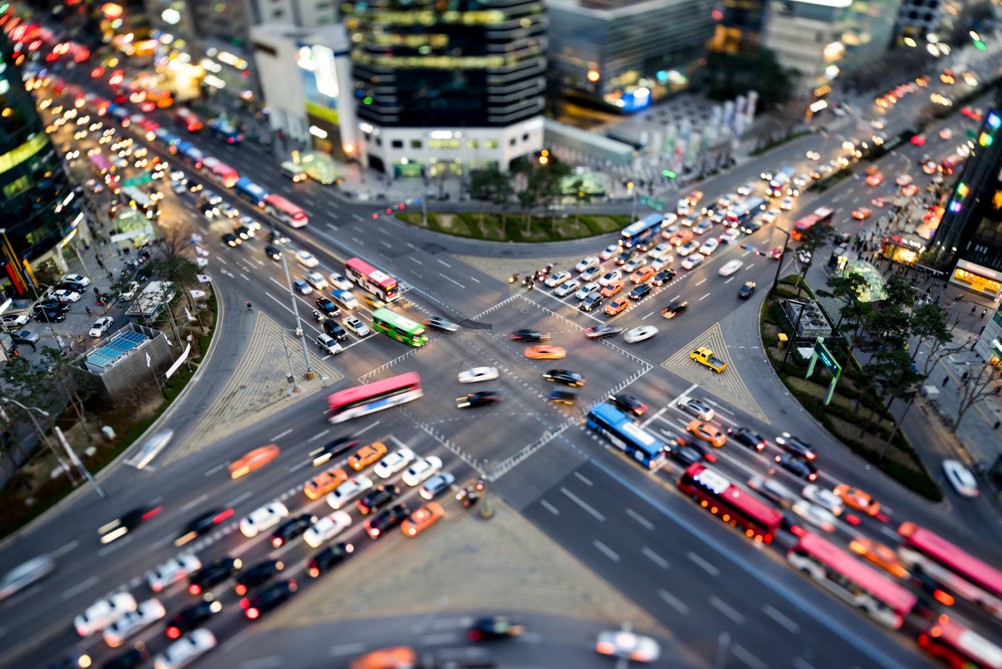 Es wird eng! Belebte Straßenkreuzung in Seoul