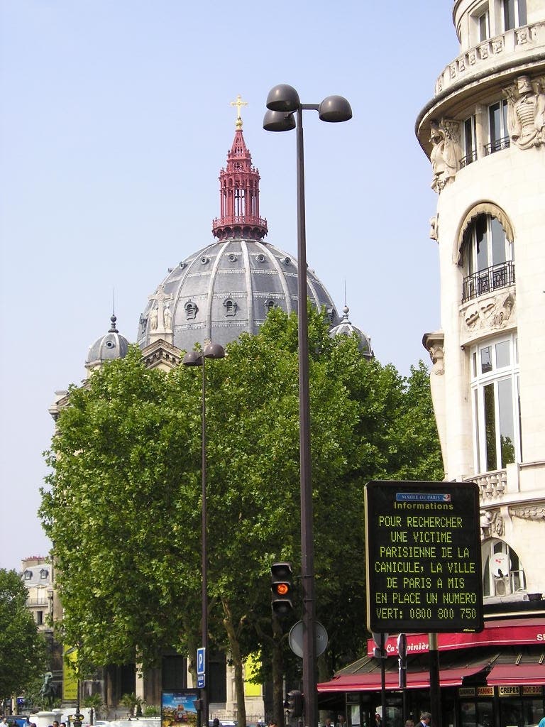 Eine öffentliche Infotafel in Paris zeigt eine städtische Telefonnummer, bei der man Informationen über an der Hitze gestorbene Familienmitglieder einholen konnte.