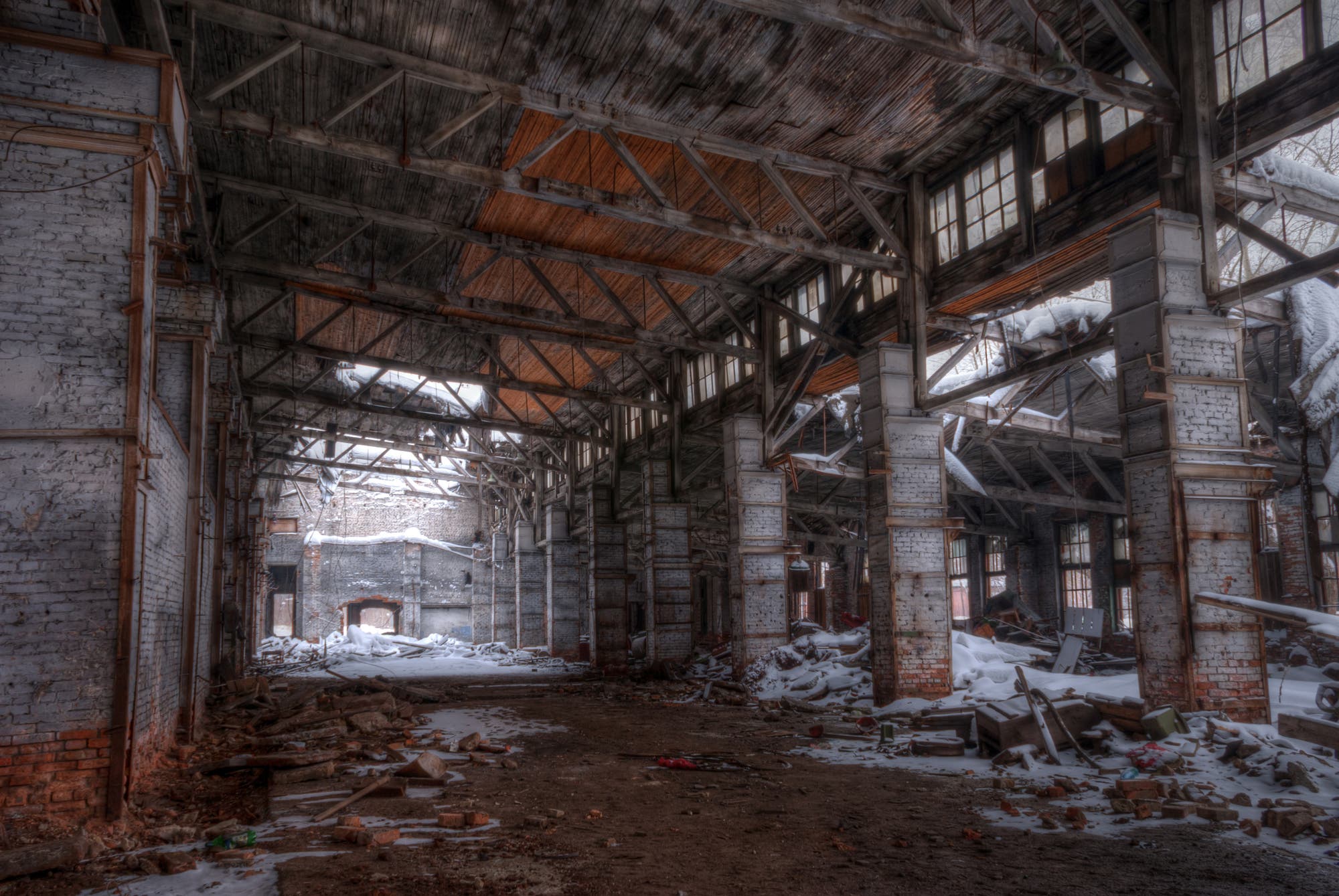 Im Innern einer Fabrikruine – Blick durch die leer stehende Halle