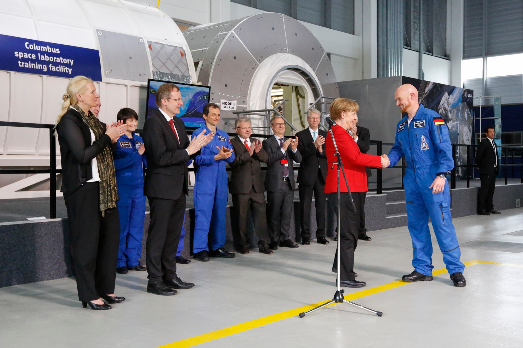 Bundeskanzlerin Angela Merkel gratuliert Alexander Gerst