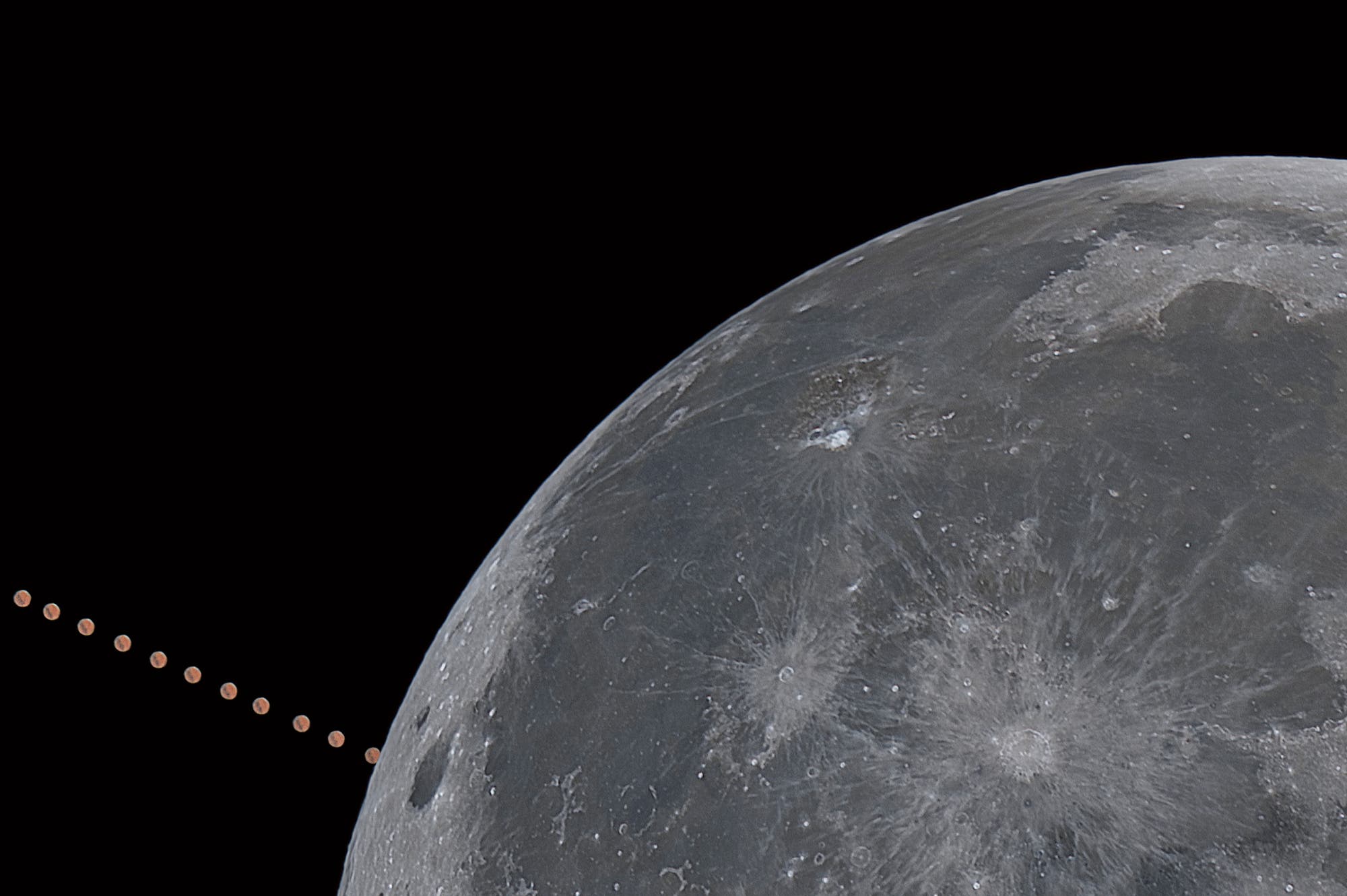 Die Serienaufnahme zeigt Mars am Mondrand, kurz vor der Bedeckung des Roten Planeten.