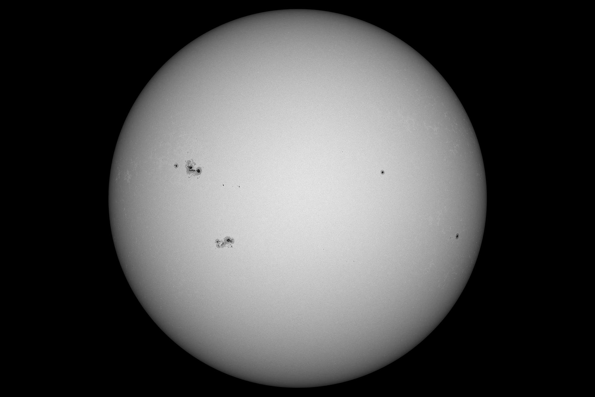 Imagen general del sol con grupos de puntos grandes y más pequeños en mayo de 2025