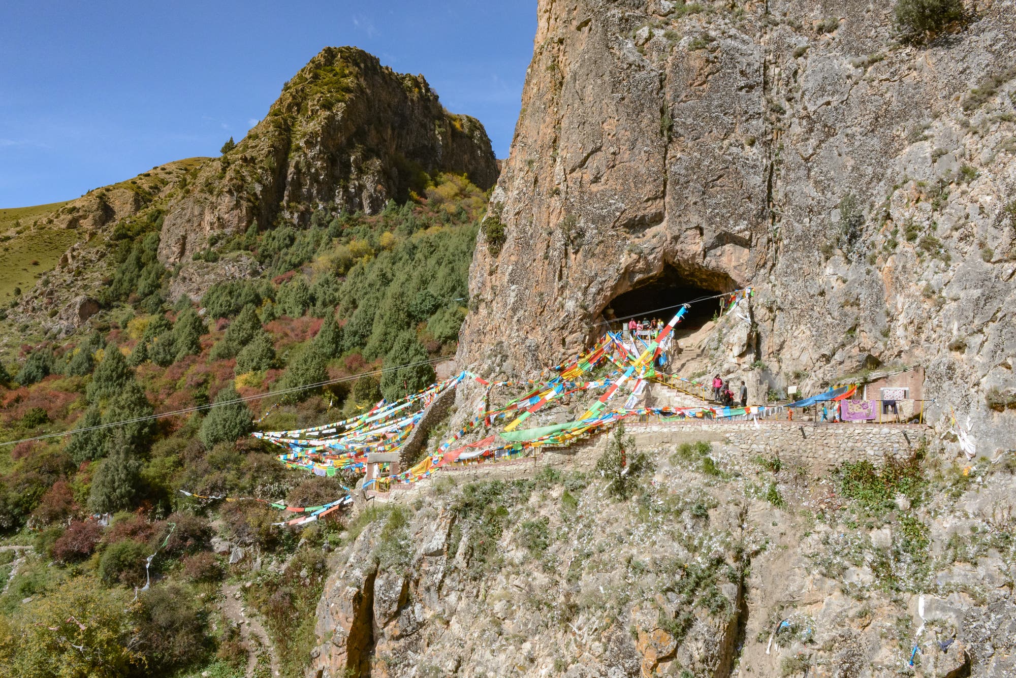 Blick auf die Baishiya-Karsthöhle