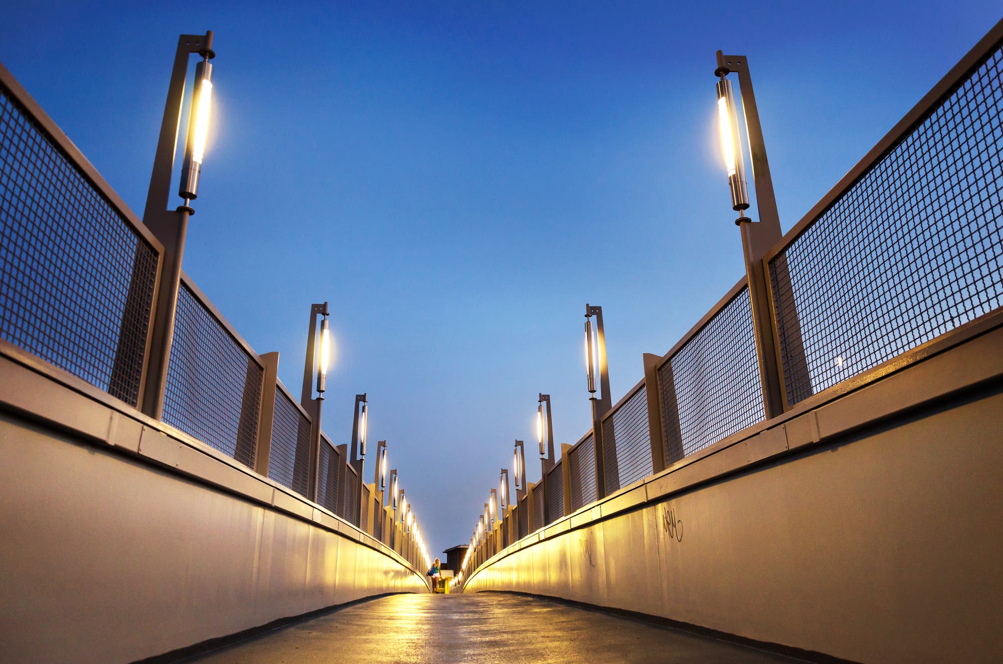 Beleuchtete Fußgängerbrücke sorgt für Lichtverschmutzung