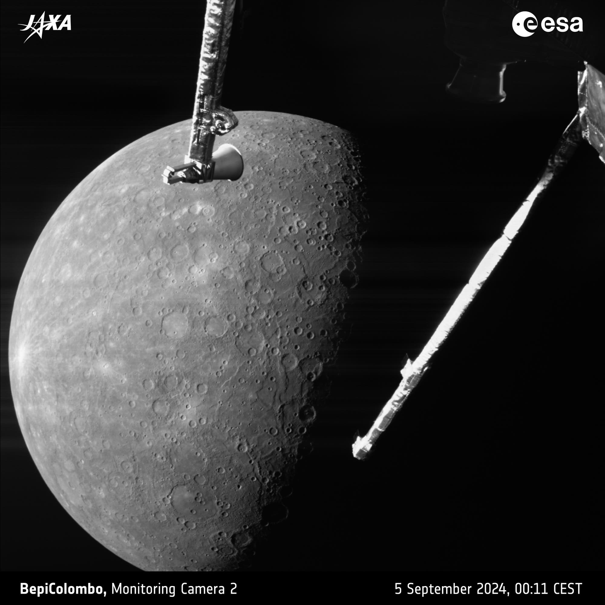 Ein von Einschlagkratern übersäter Merkur ist im Hintergrund vor schwarzer Kulisse zu sehen. Der Planet ist in grauen Schattierungen. Ins Bild ragen ebenfalls in grau verschiedene Teile der Raumsonde BepiColombo, die hier vorbeiflog