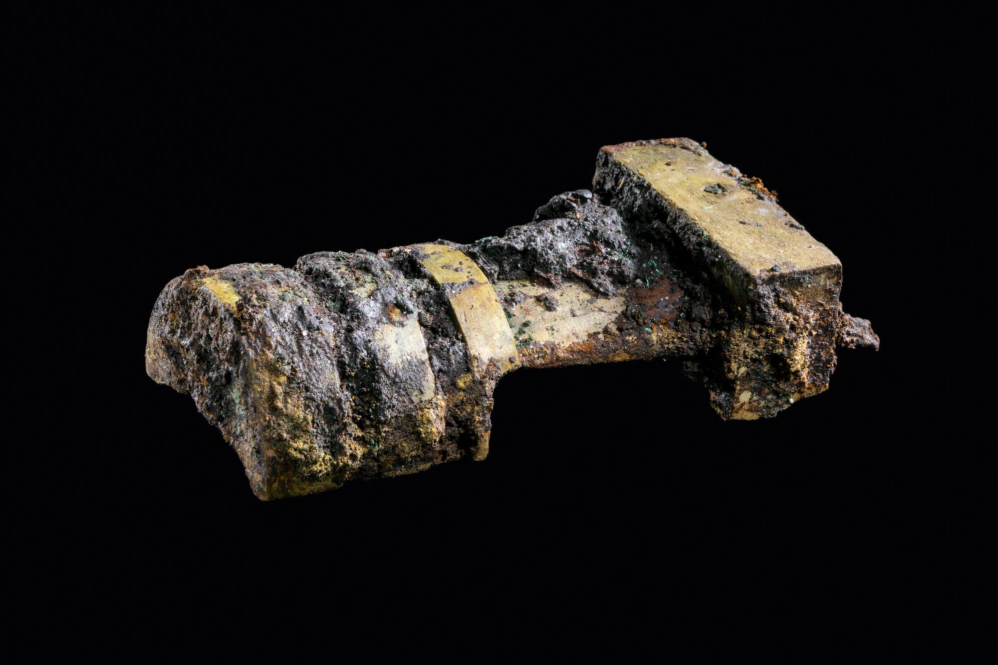Dieser Bronzebeschlag könnte Bestandteil eines vierrädrigen Wagens gewesen sein.