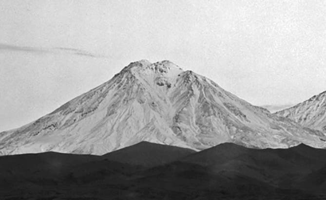 Der symmetrische Gipfel des Vulkans Besymjanny vor dem Kollaps von 1956.