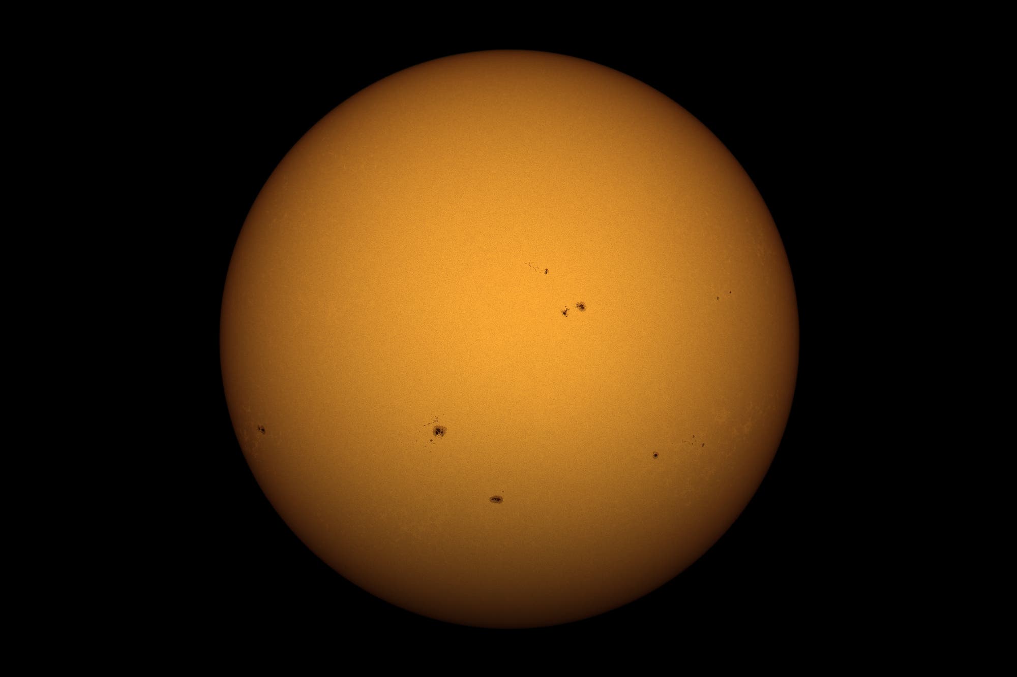 Gesamtansicht der Sonne mit Fleckengruppen am 21. September 2024