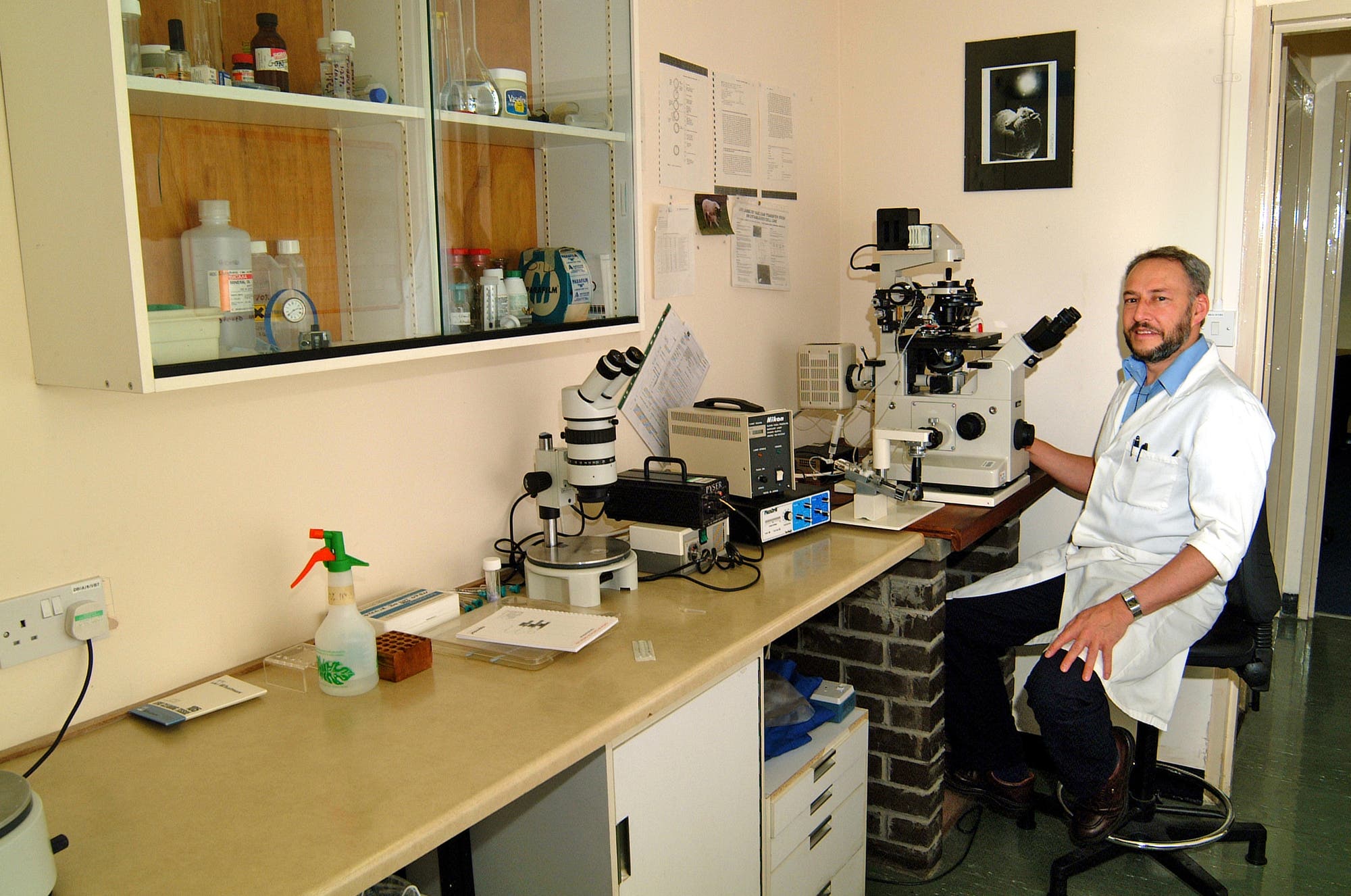 Bill Ritchie am Mikroskop