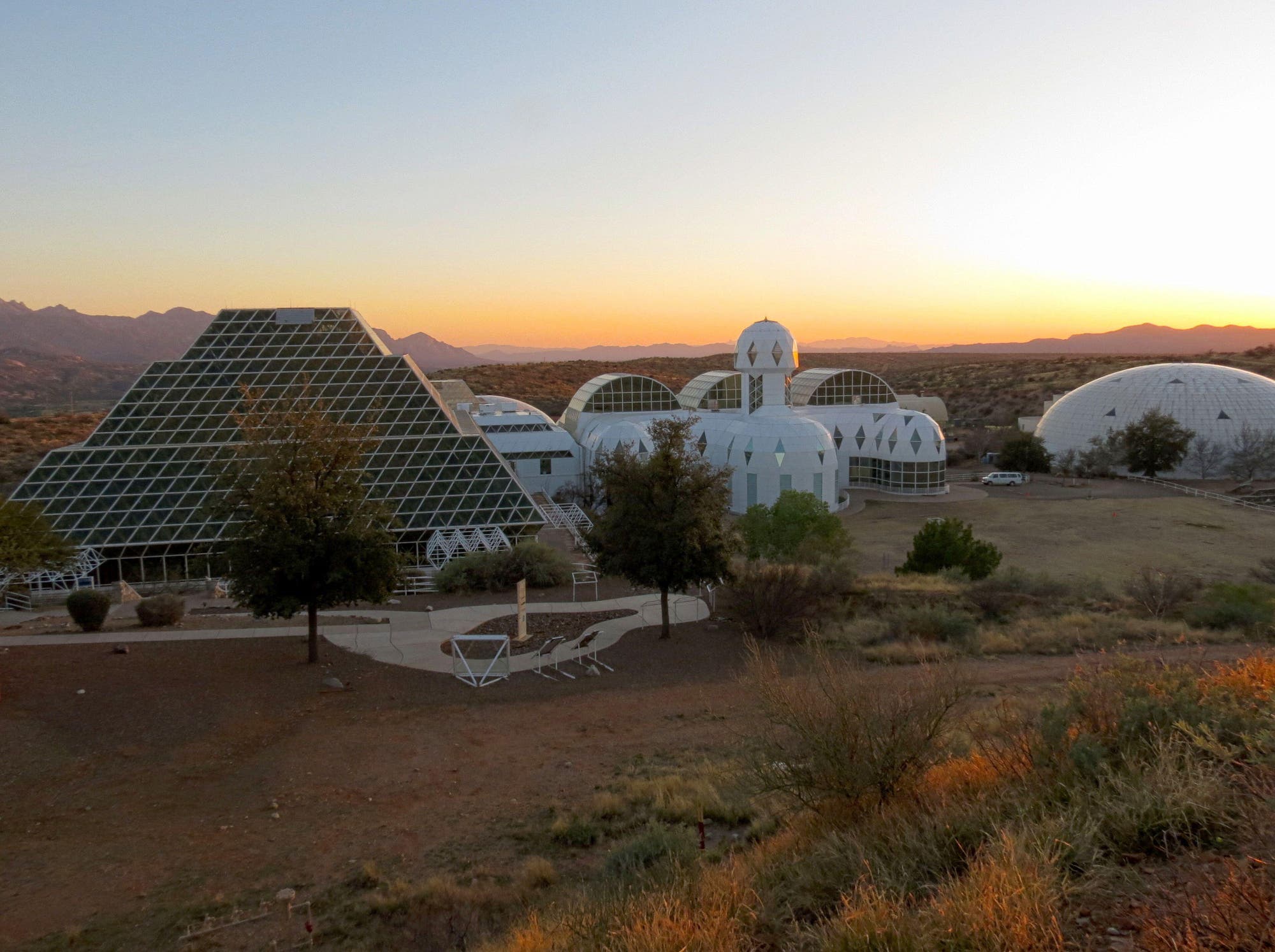 Außenansicht der Biosphäre 2 in der Wüste bei Dämmerung