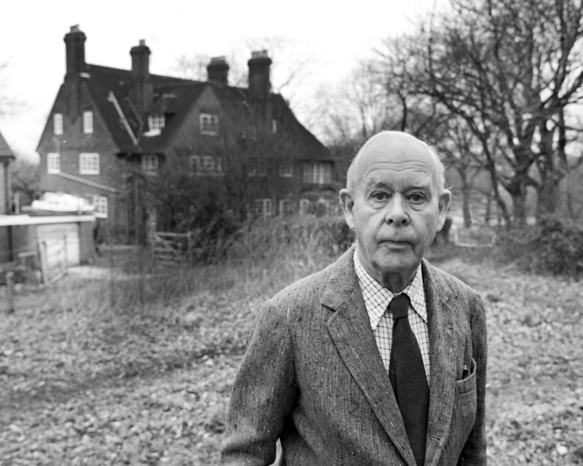 John Bowlby vor seinem Haus in der Nähe von London