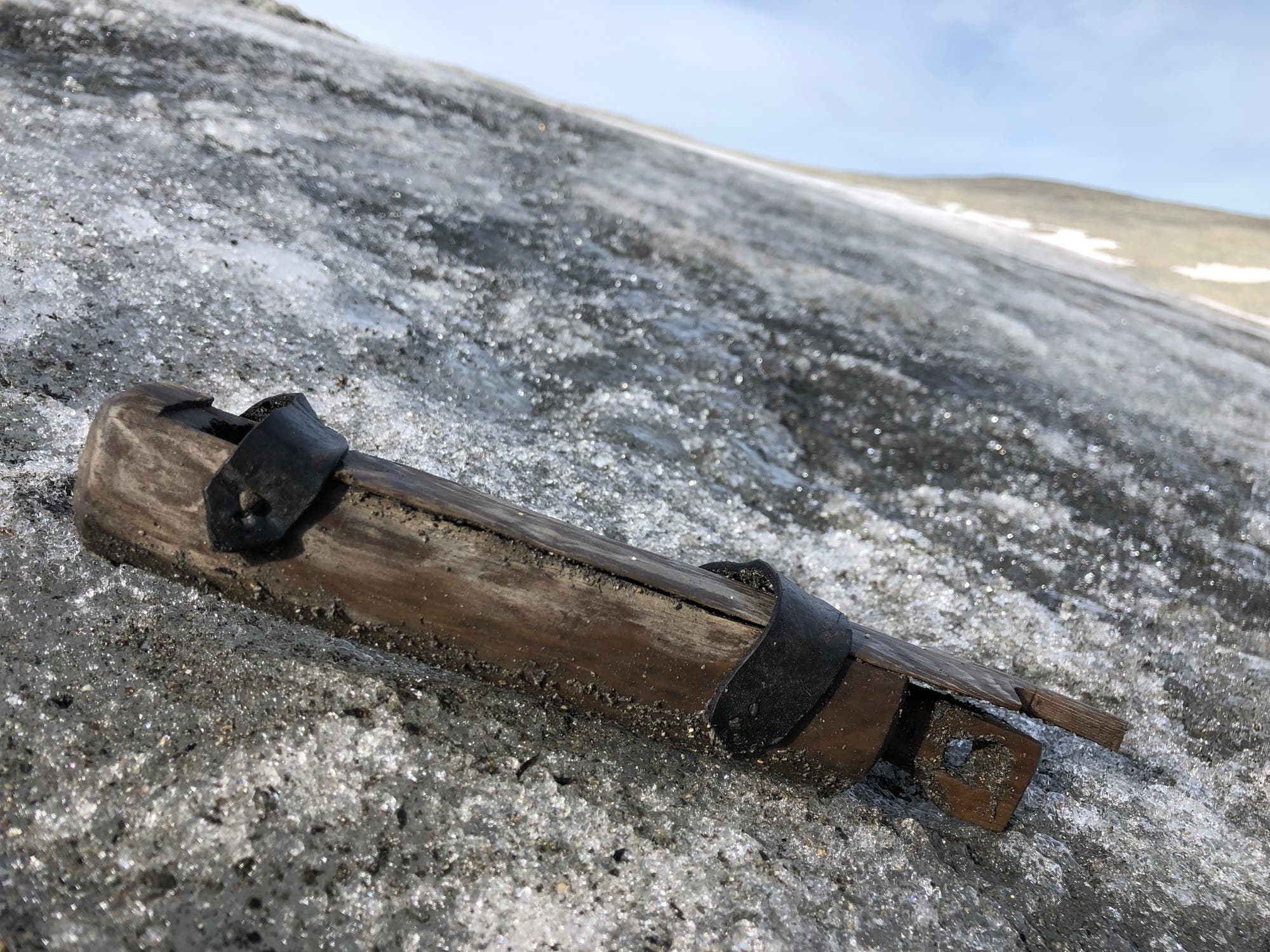 Holzkästchen aus dem Gletschereis