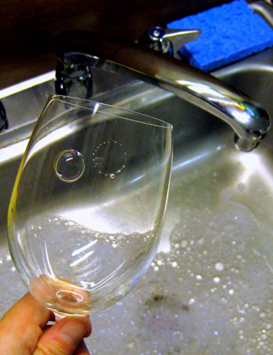 Seifenblasen auf einem Weinglas