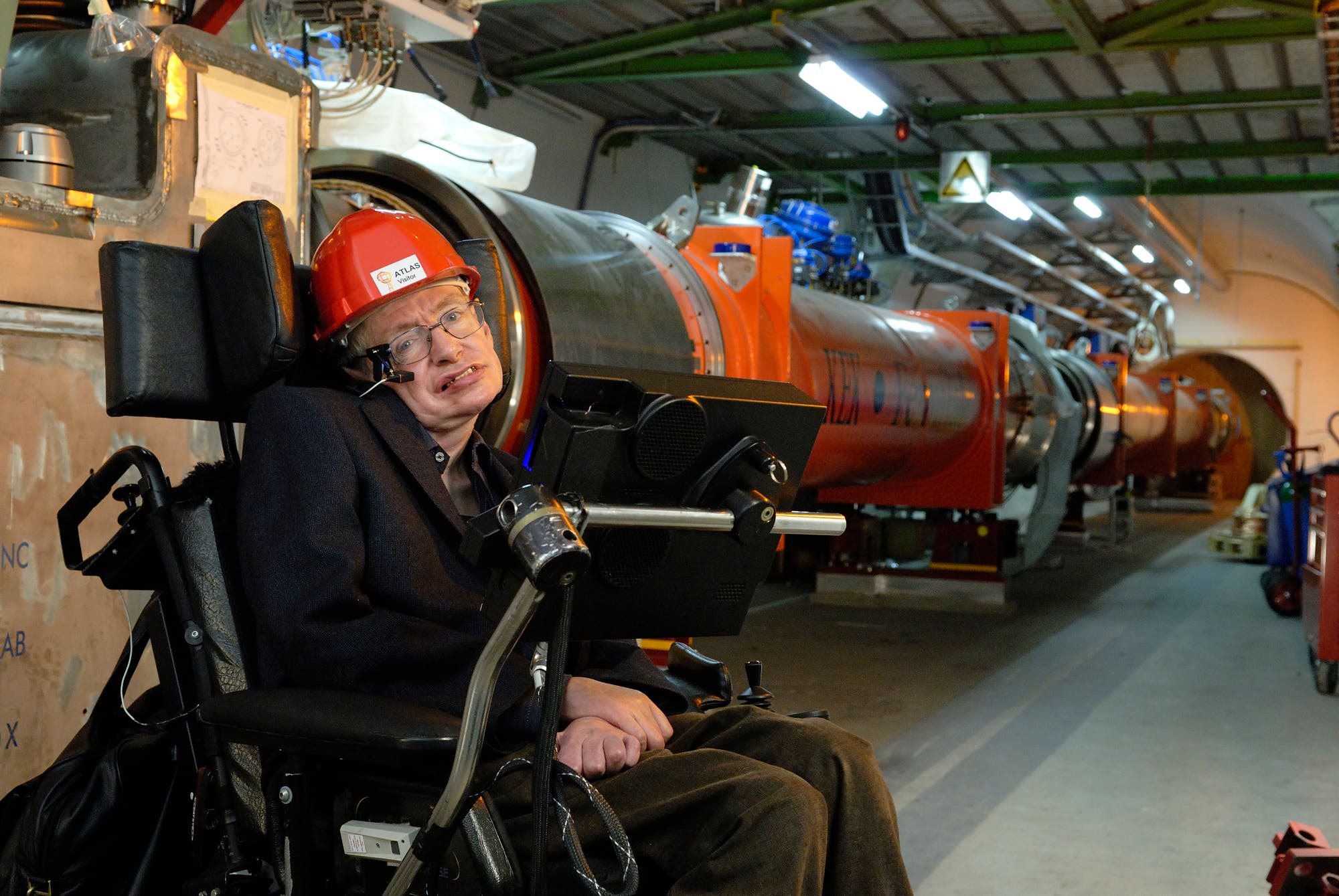 Hawking im Tunnel des Large Hadron Colliders (LHC) am CERN.