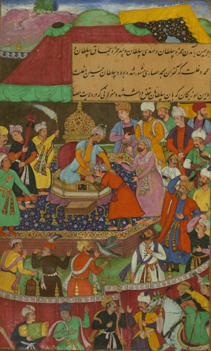 Eine farbenfrohe Miniaturmalerei zeigt eine königliche Szene in einem Palast. Im Zentrum sitzt eine Person auf einem reich verzierten Thron, umgeben von Höflingen in prächtigen Gewändern. Einige Personen tragen Turbane und halten Fächer oder andere Gegenstände. Im Hintergrund ist ein Zelt mit dekorativen Mustern zu sehen. Die Komposition ist detailreich und zeigt eine Vielzahl von Figuren in lebhaften Farben, die eine festliche oder zeremonielle Atmosphäre vermitteln.