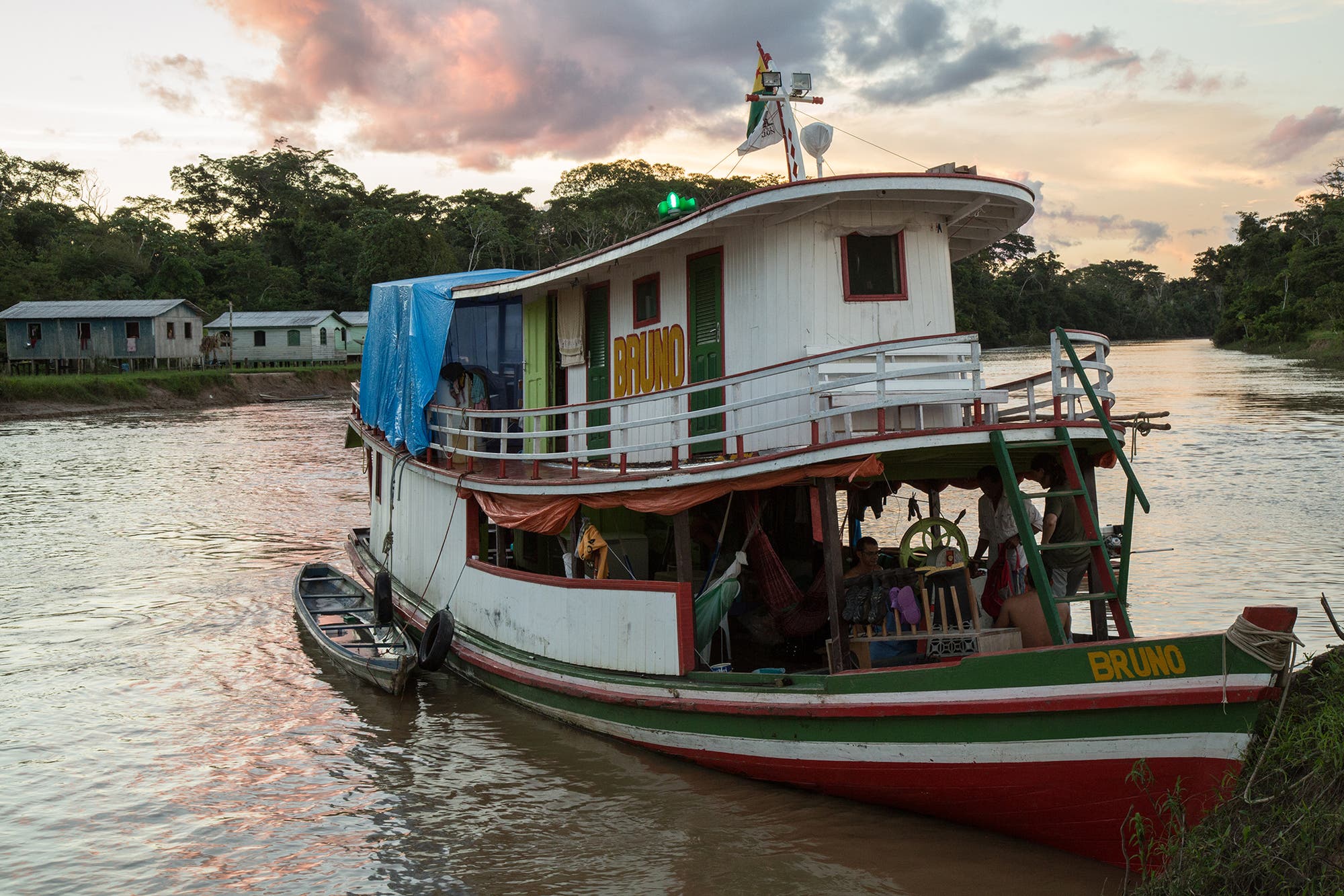 Houseboat Amazon ankert an einem Dorf