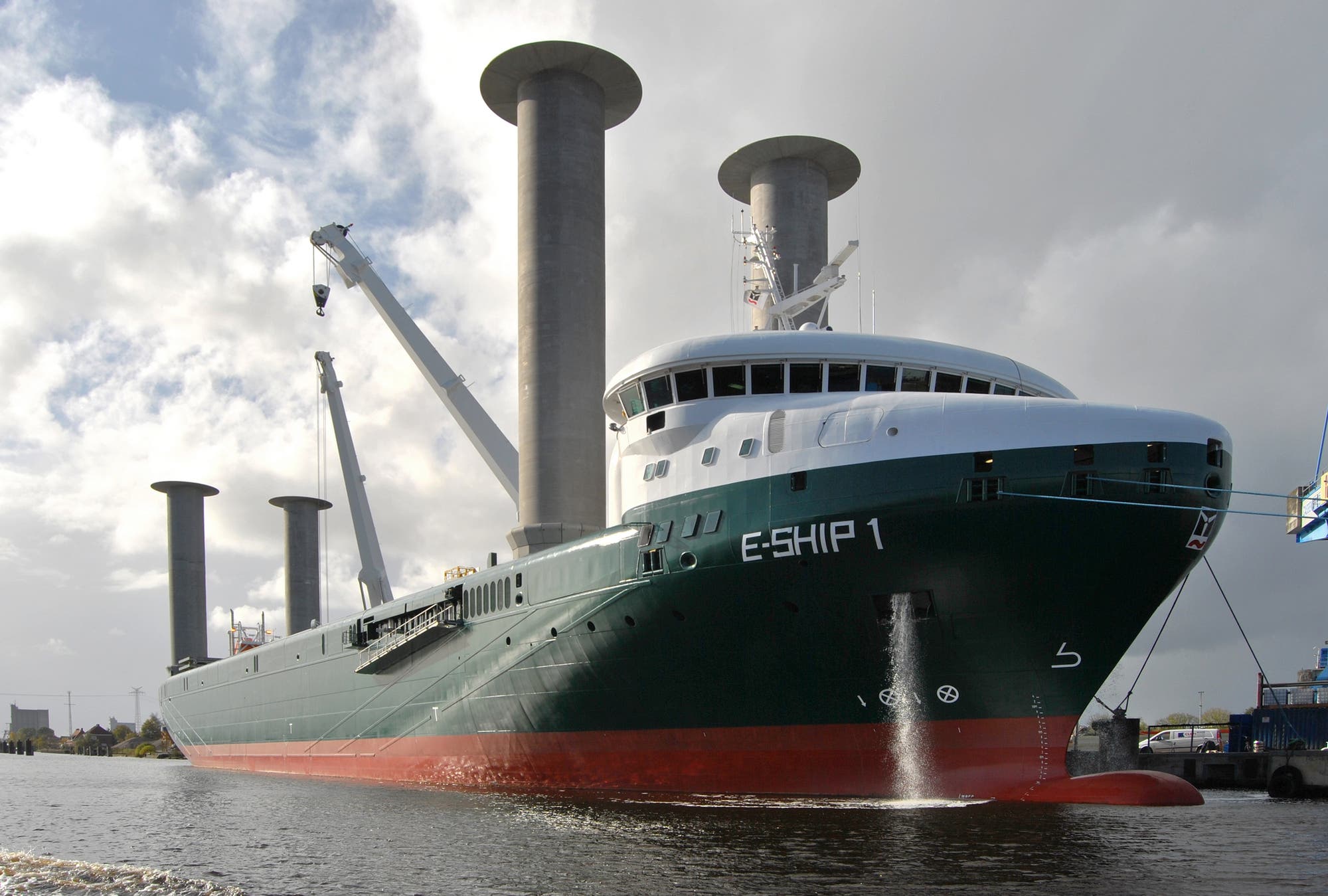 Das deutsche Frachtschiff E-Ship 1 im Emder Hafen