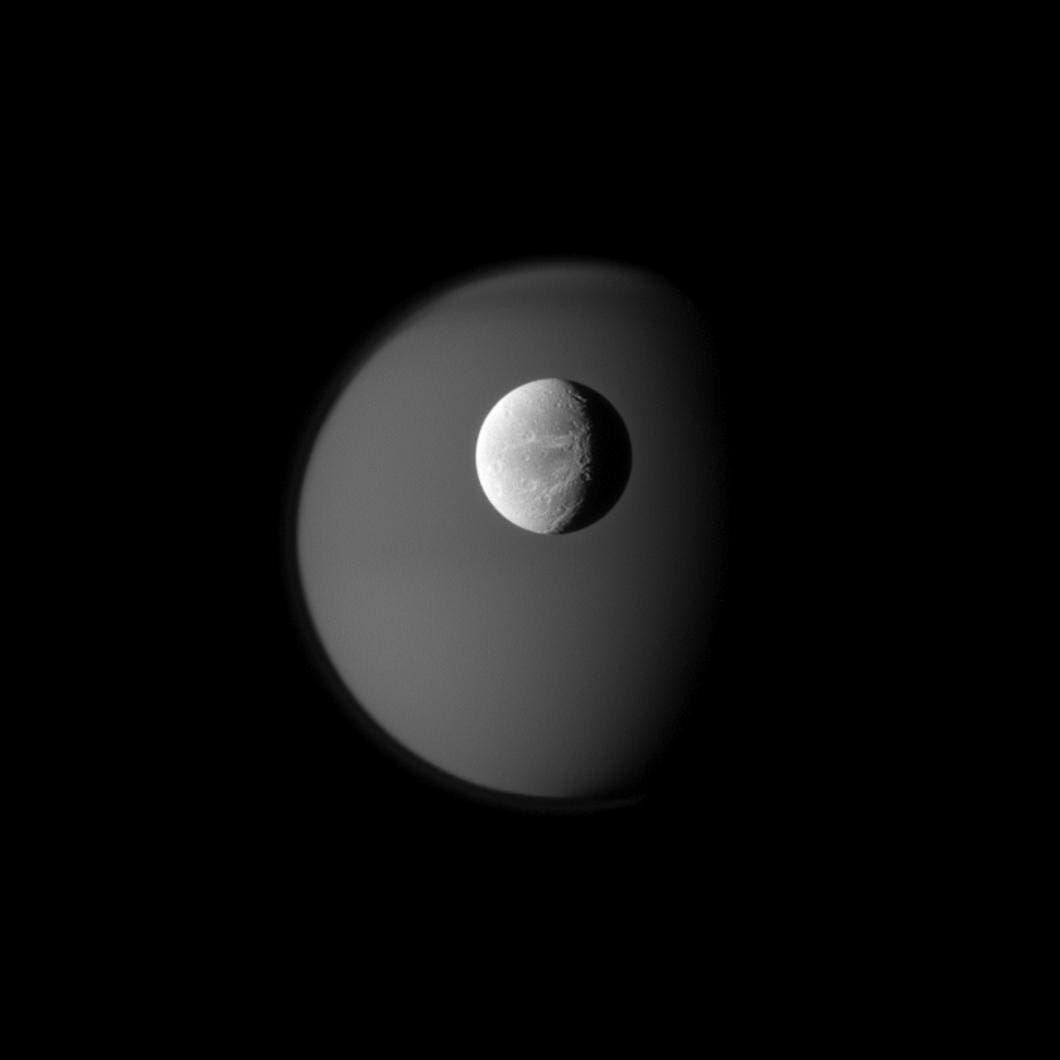Dione vor Titan