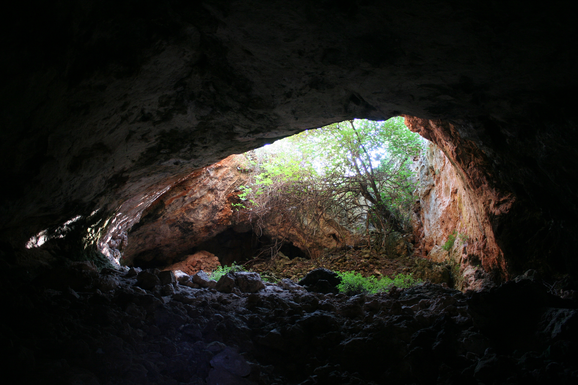 Eingang in die Mármoles-Höhle.
