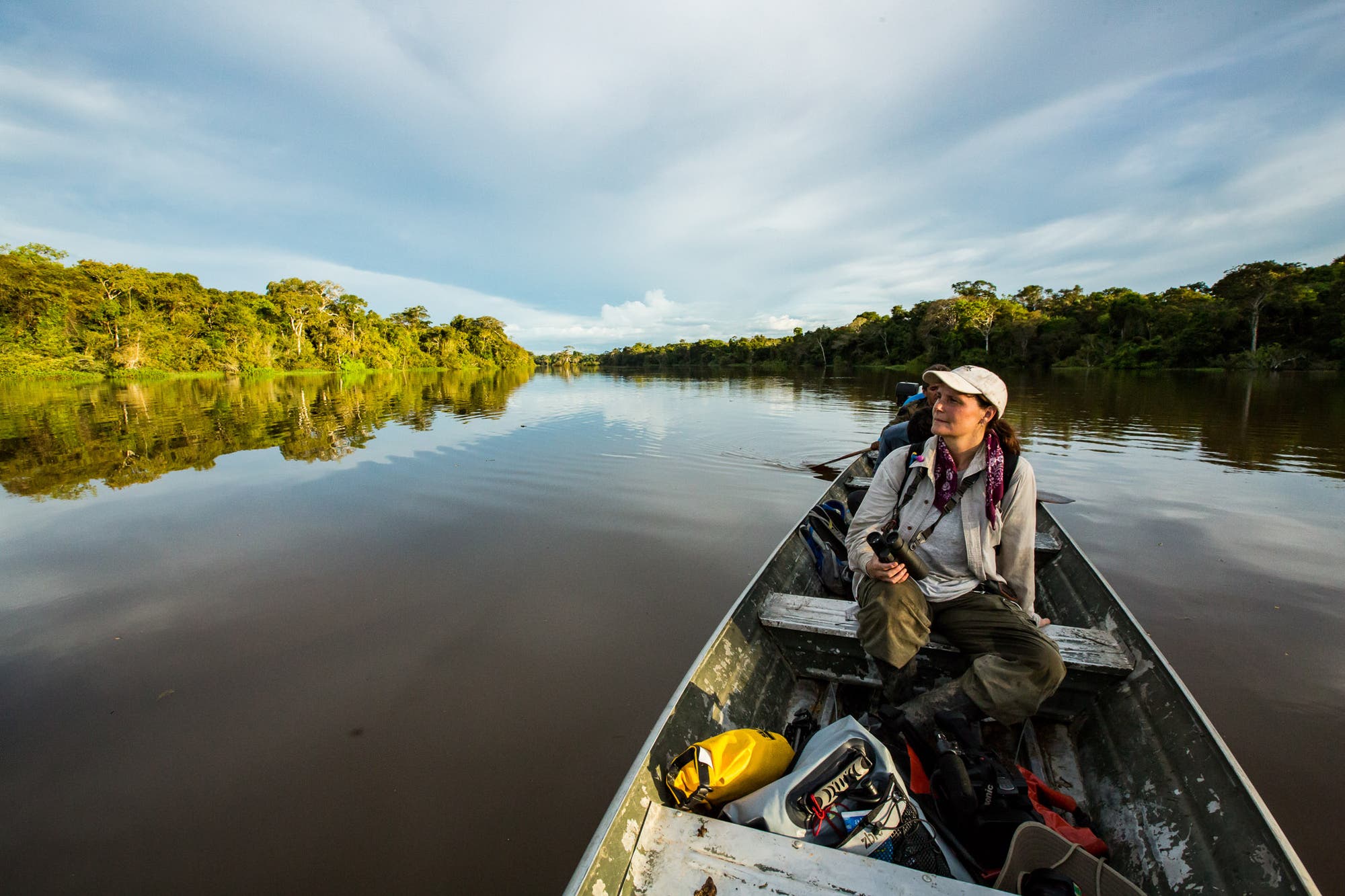 Von einem Kanu aus sucht Laura Marsh die umgebenden Wälder nach den Sakis ab.