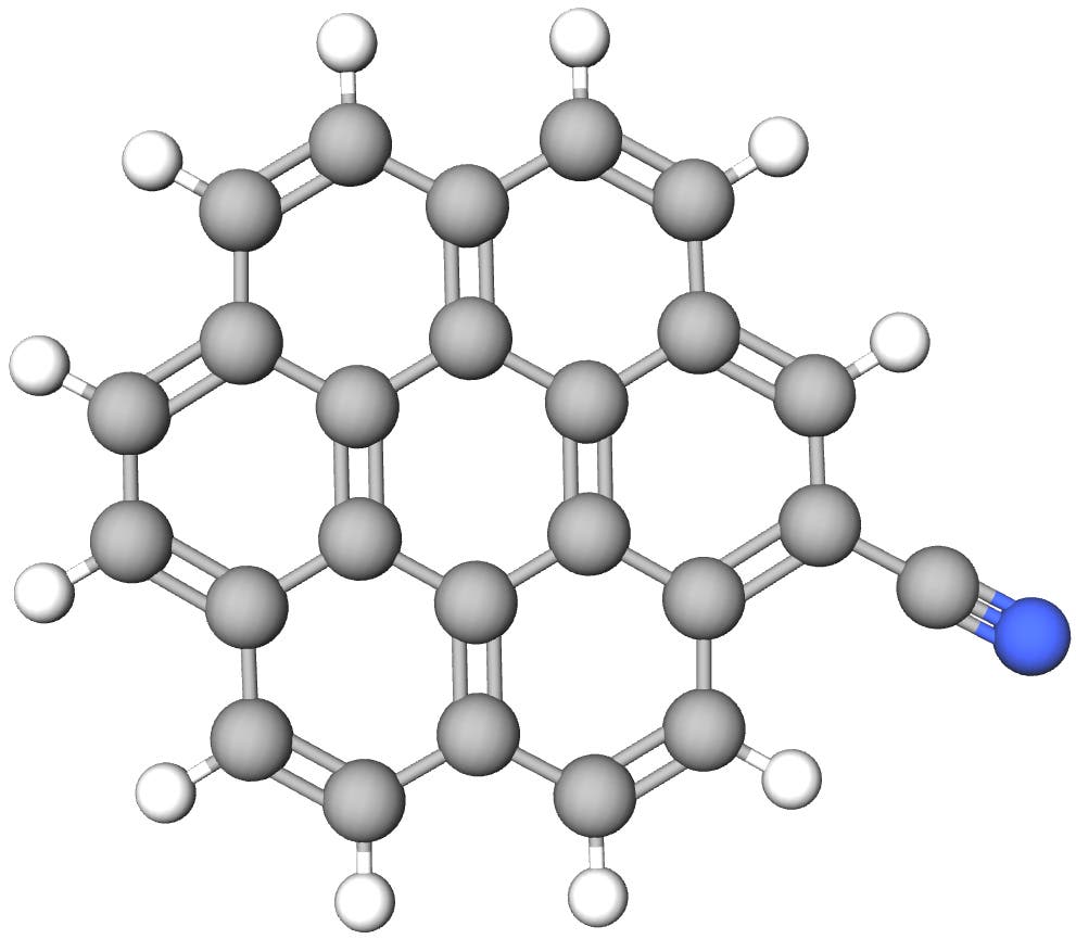 Representación de los cianocorons de moléculas orgánicas aromáticas. Consiste en siete anillos de benceno condensados ​​(anillos de costura de carbono) y usa un grupo cian. Los átomos de carbono son presentados por esferas grises, átomos de hidrógeno a través del blanco, el nitrógeno es azul. 